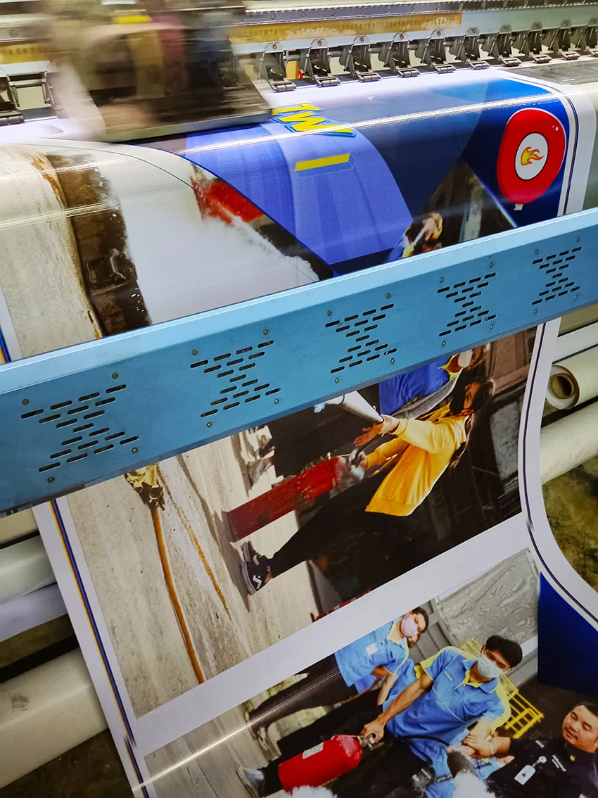 ครื่องพิมพ์ไวนิลกำลังผลิตป้ายประชาสัมพันธ์ซ้อมดับเพลิงประจำปี