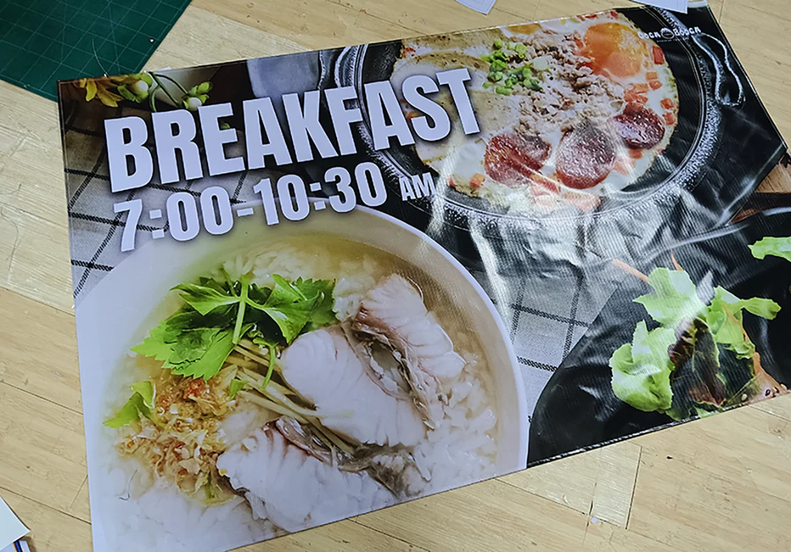 ป้ายไวนิลอาหารเช้า BREAKFAST พร้อมเวลาให้บริการ พิมพ์สีคมชัด