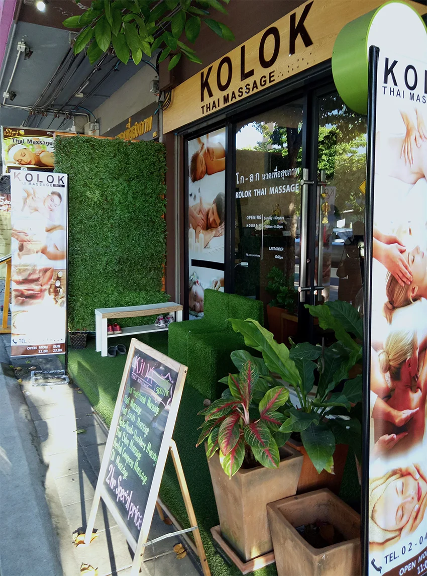 ป้ายธงญี่ปุ่นร้าน KOLOK THAI MASSAGE วางหน้าร้านช่วยดึงดูดลูกค้า ป้ายธงญี่ปุ่นร้าน KOLOK THAI MASSAGE วางหน้าร้านช่วยดึงดูดลูกค้า