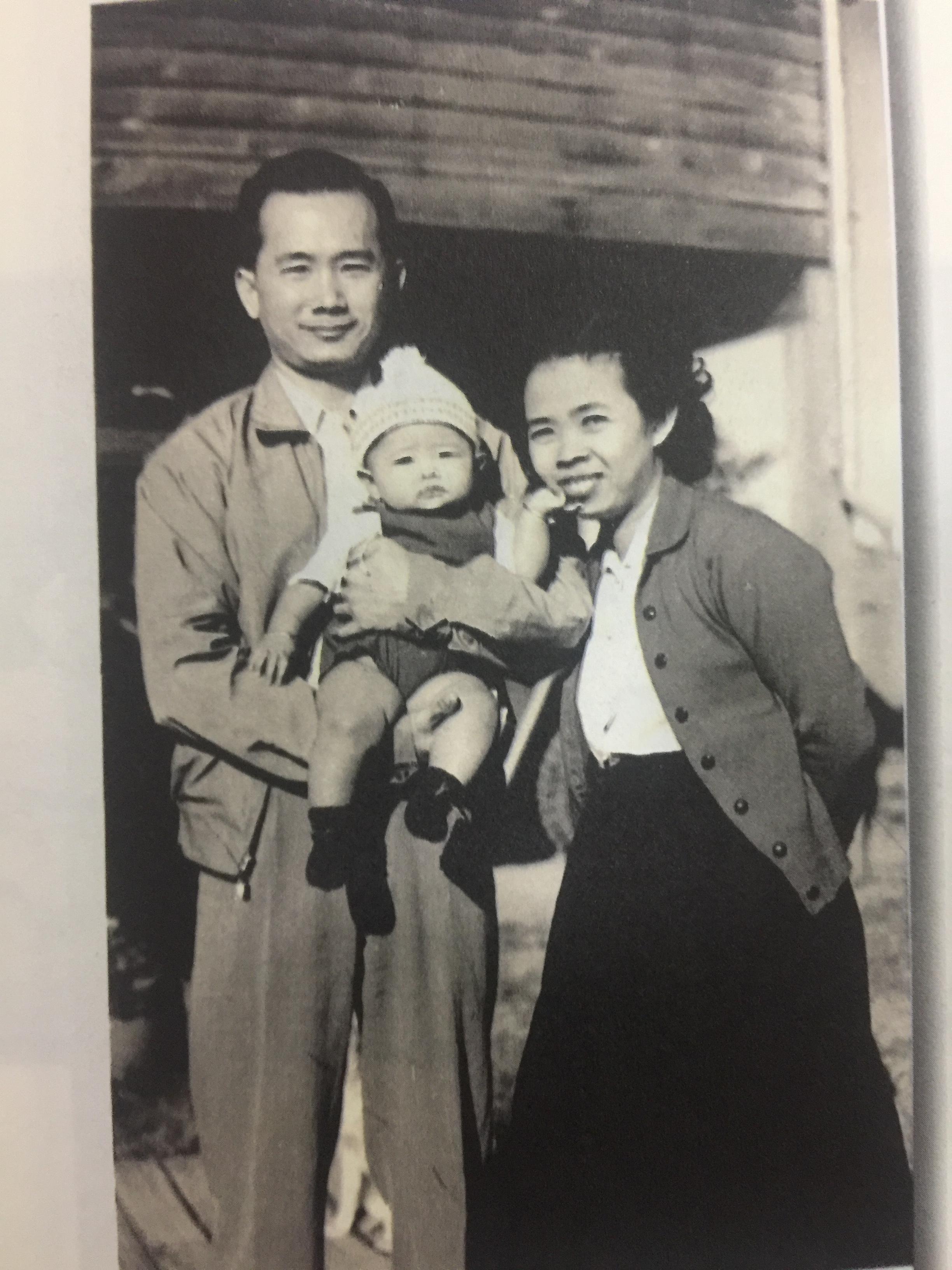 พ่อ. เป็นหนังสือที่ระลึกงานพระราชทานเพลิงศพ นายธาดา วัชรานันท์ อดีตรองอธิบดีศาลอุทธรณ์ 27 พฤษภาคม ปี 2555 0 กก.
