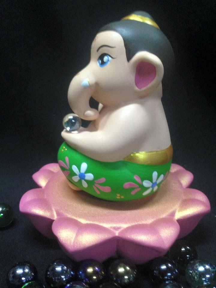 พระพิฆเนศเด็ก ประทานพร นั่งบนใบบัว งานเซรามิก
