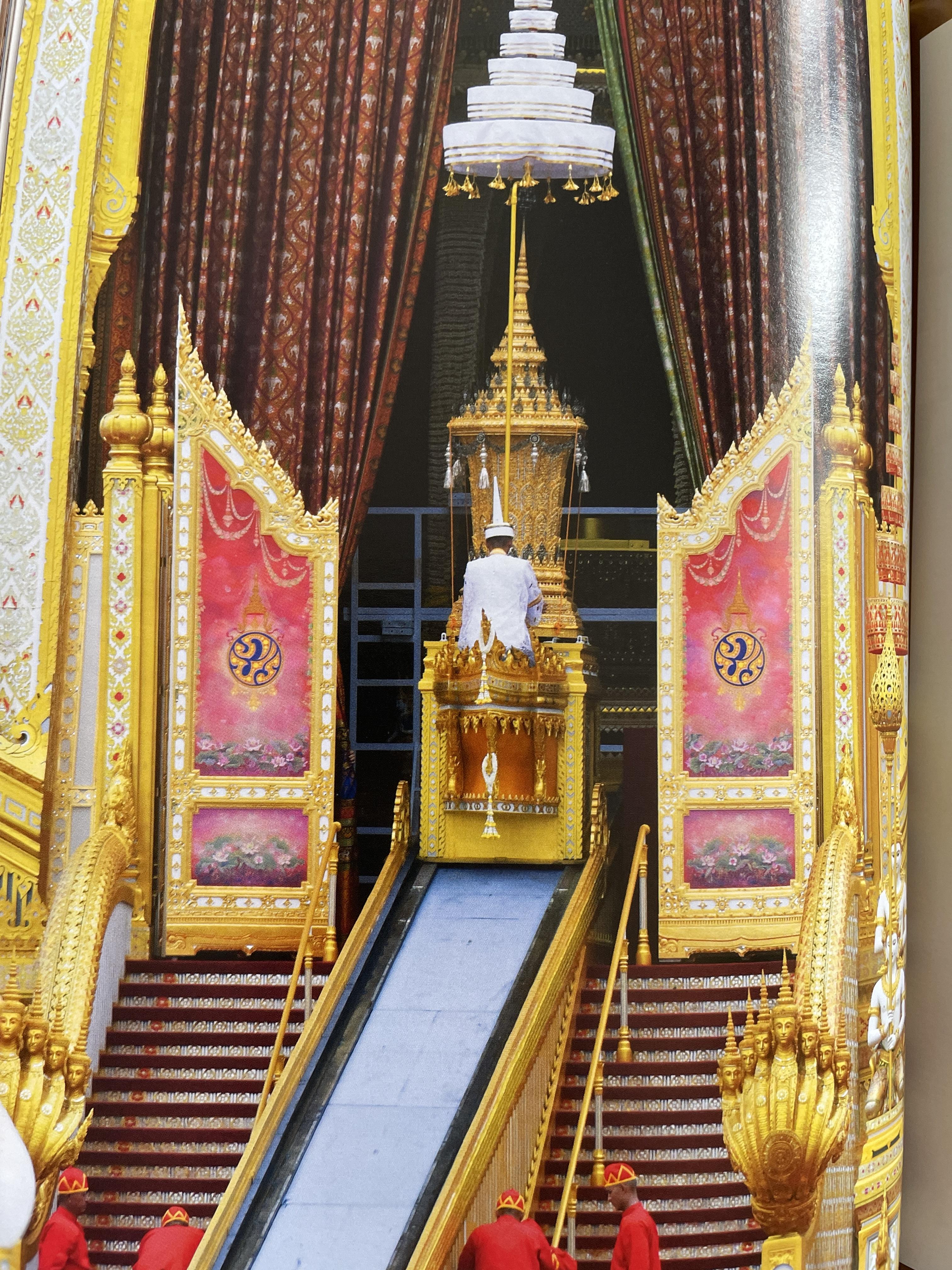 นบพระภูมิบาล สมุดประชุมภาพงานออกพระเมรุมาศ รัชกาลที่ 9 เดือนตุลาคม พุทธศักราช 2560 ศิลปวัฒนธรรม 3,500 กรัม