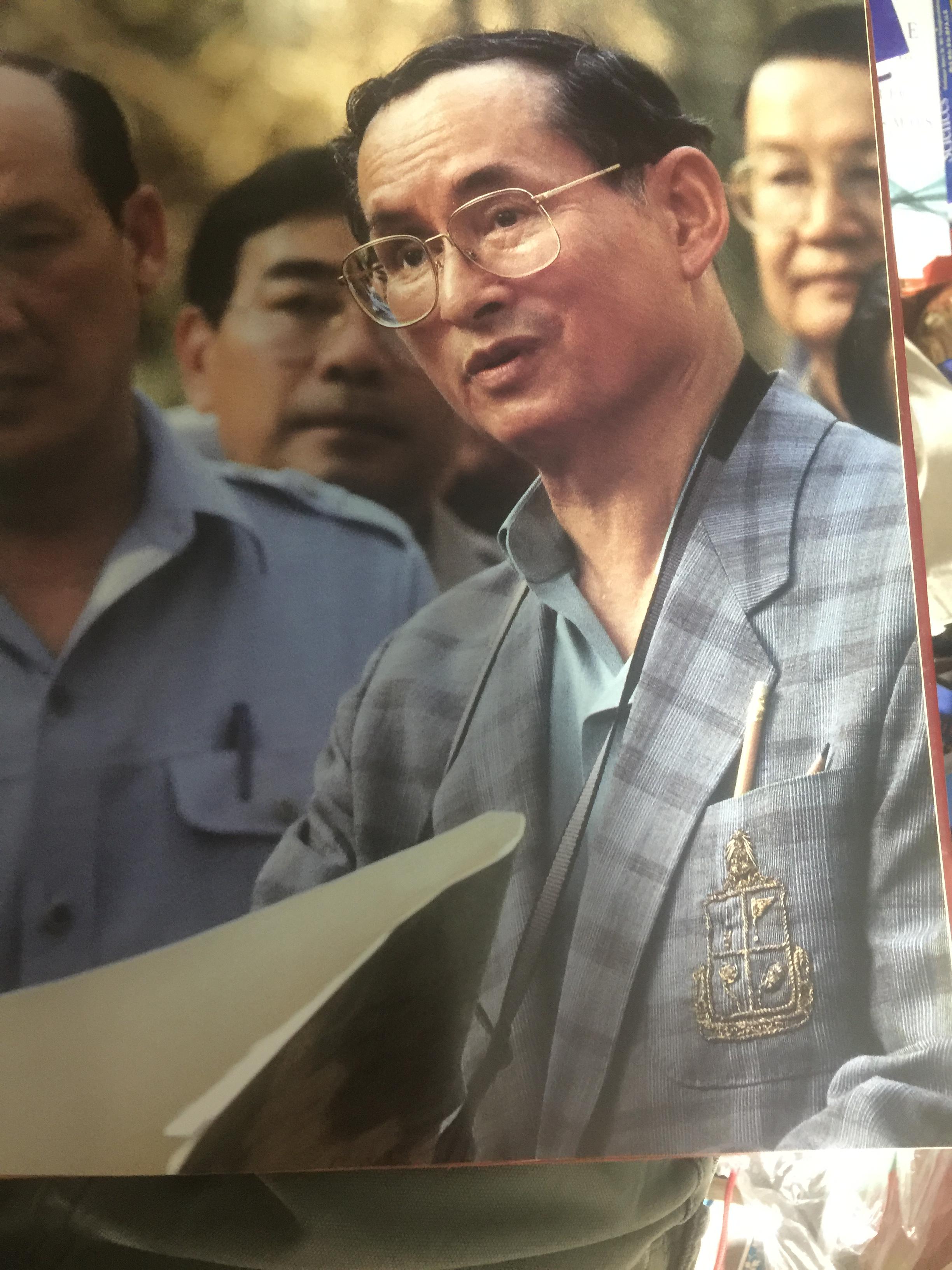 THAILAND A Day in the Life of Thailand. Photographed by more than 50 of the World ‘s best Photojournalists on a single day 750 กรัม