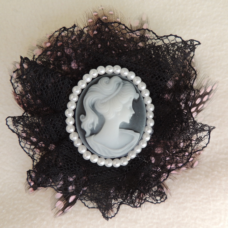 เข็มกลัดวินเทจ คามีโอ Cameo หรือกิ๊บติดผม ประดับขนนก สีดำขียว Vintage Cameo Pin Brooch or Hair Clip