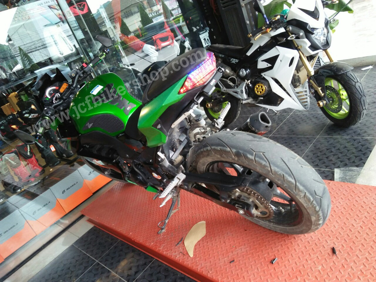 ไฟท้าย Ninja250,Ninja300,Z250,Z300 ปี2015-2018 ไฟเลี้ยวในตัว วัสดุโพลีคาร์บอเนต+ABS