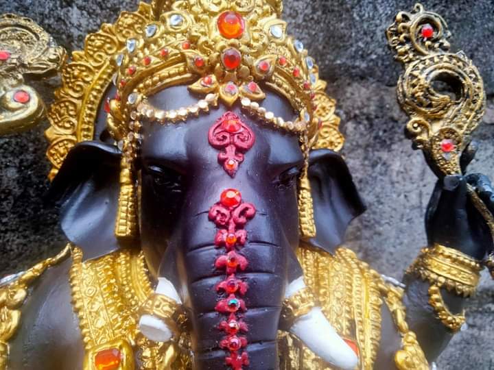 พระพิฆเนศองค์ดำ อภิมหาเศรษฐี ปางราหู ***ลงสีทองเครื่องทรงเต็มองค์ พร้อมประดับเพชรพลอย