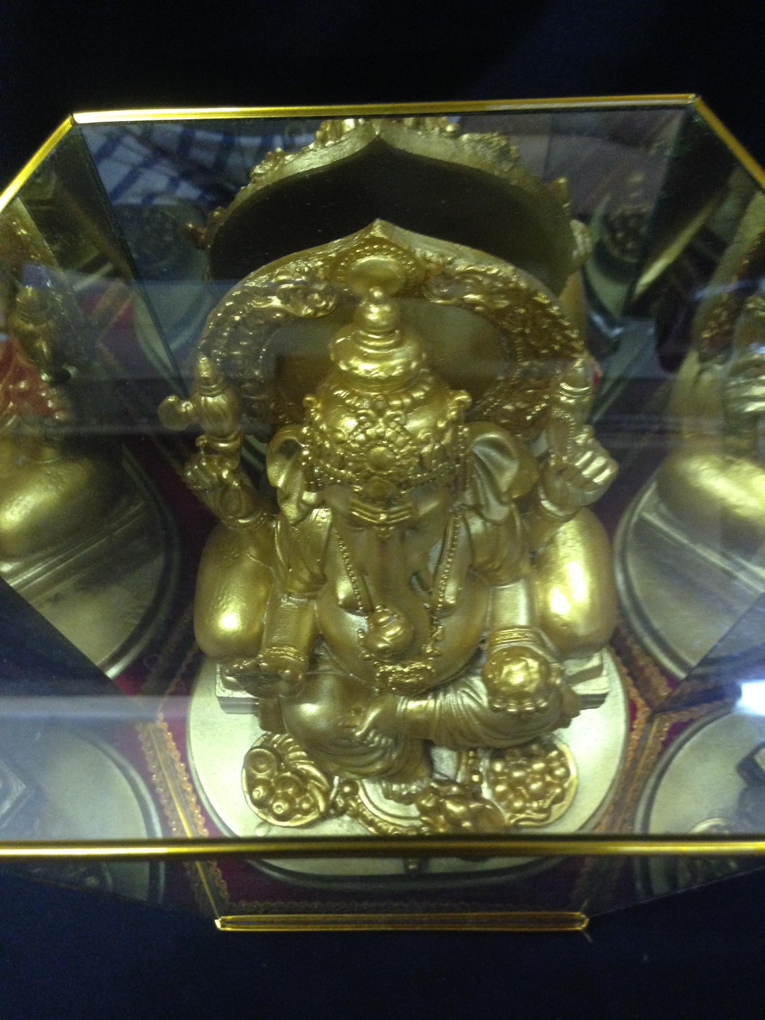 พระพิฆเนศ ปางนั่งบัลลังก์ สีทอง