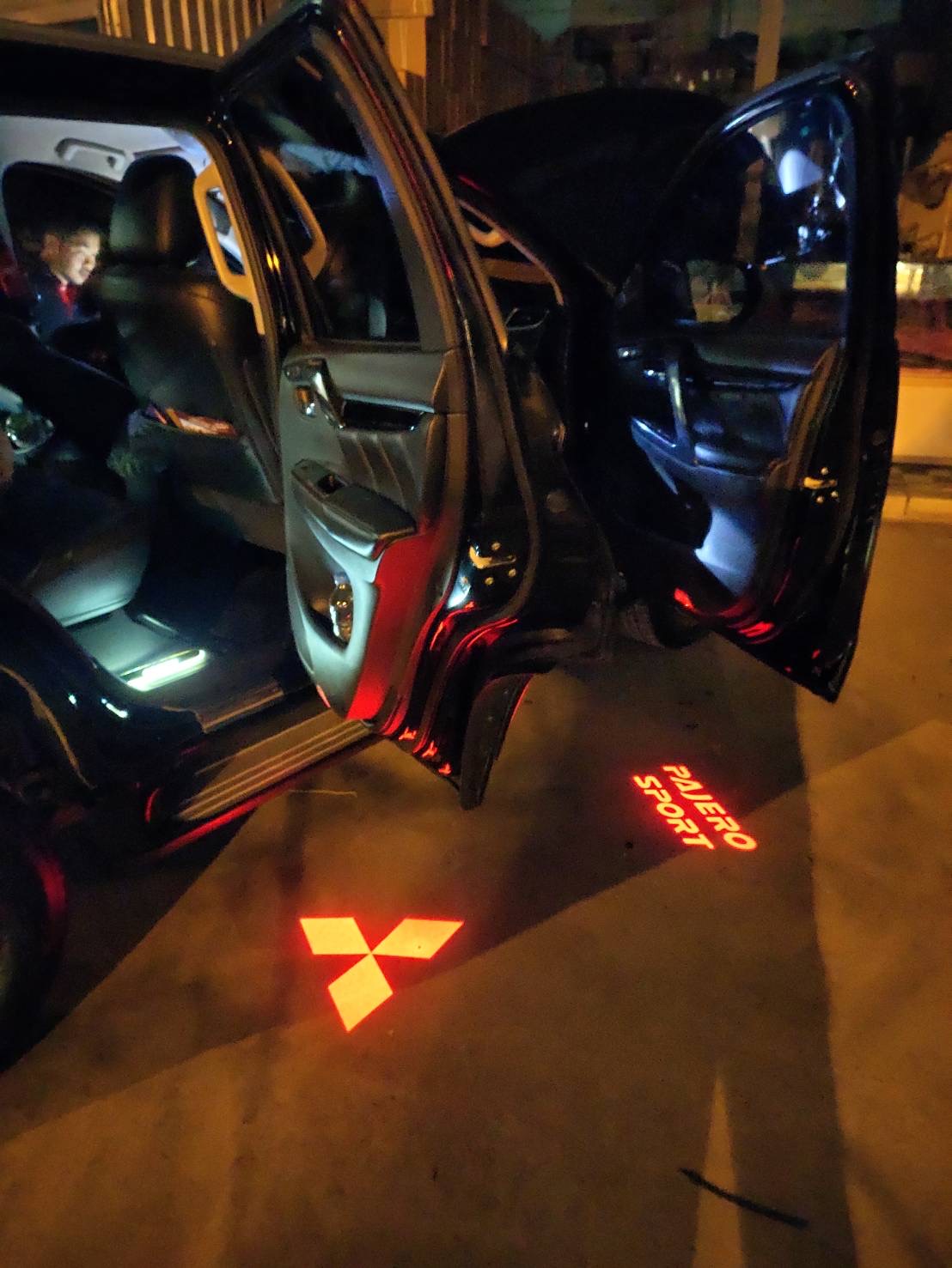 ไฟส่องประตู Pajero Sport (โลโก้ สีแดง)