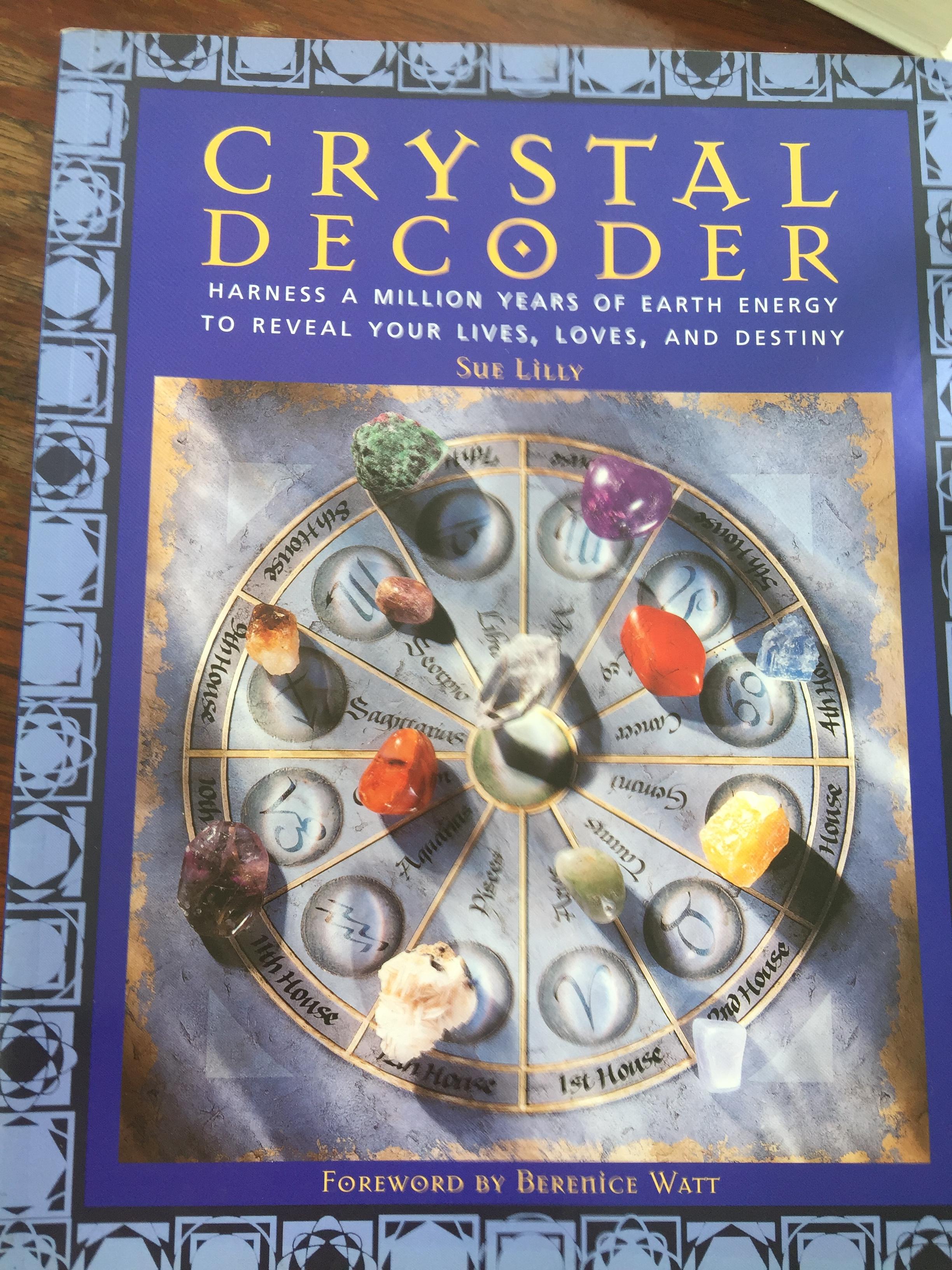 Crystal Decoder. harness a million years of earth energy to reveal your lives loves and destiny. ผู้เขียน Sue Lilly 0 กก.