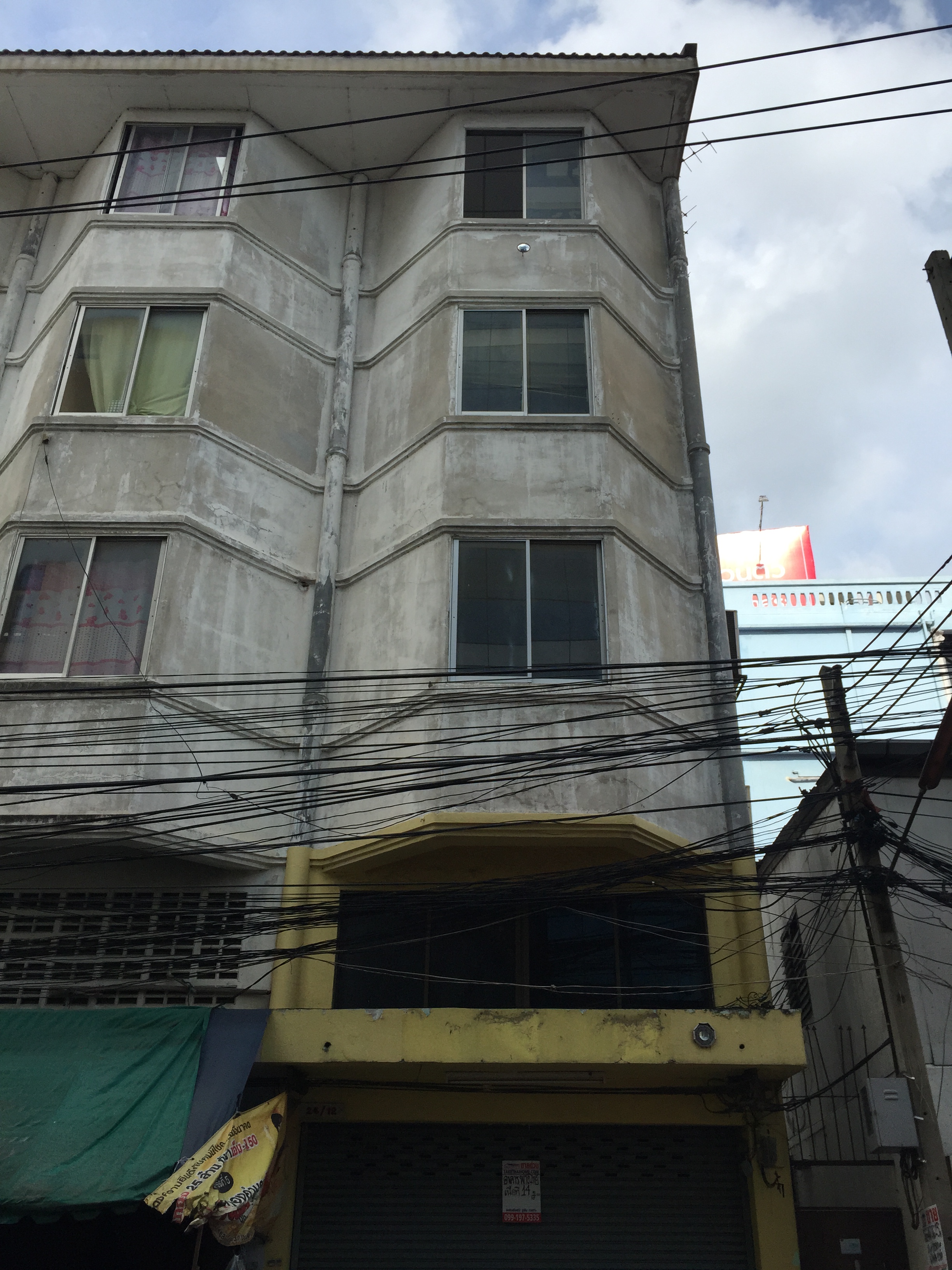 อาคารพาณิชย์ 4ชั้นครึ่ง ซอยรัตนาธิเบศร์34 ใกล้สถานีรถไฟฟ้าสายสีม่วง ห่างจากถนนใหญ่รัตนาธิเบศร์แค่20เมตร