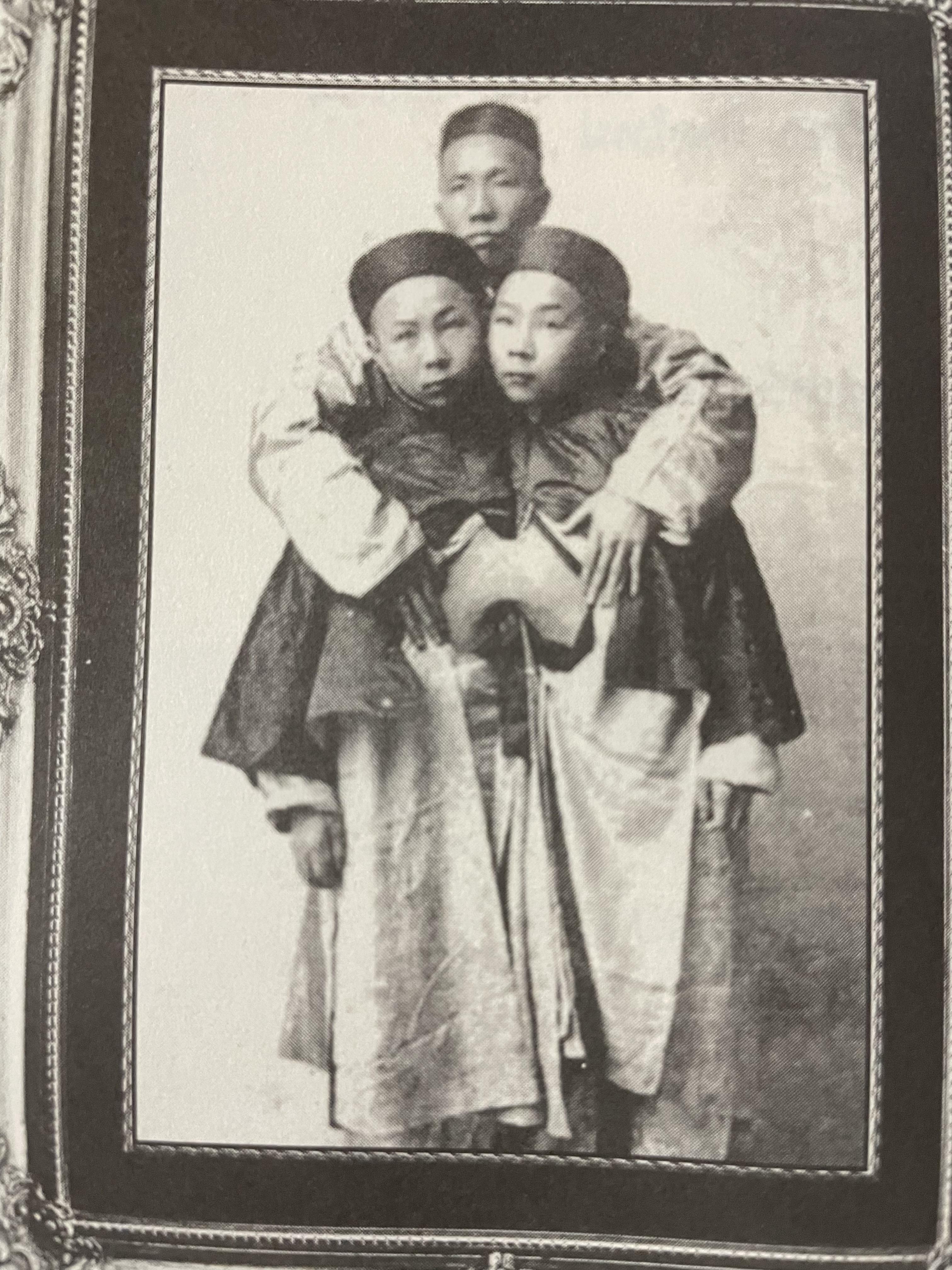อิน-จัน แฝดสยาม SIAMESE. TWINS. โดย นิพัทธ์ ทองเล็ก 0 กก.