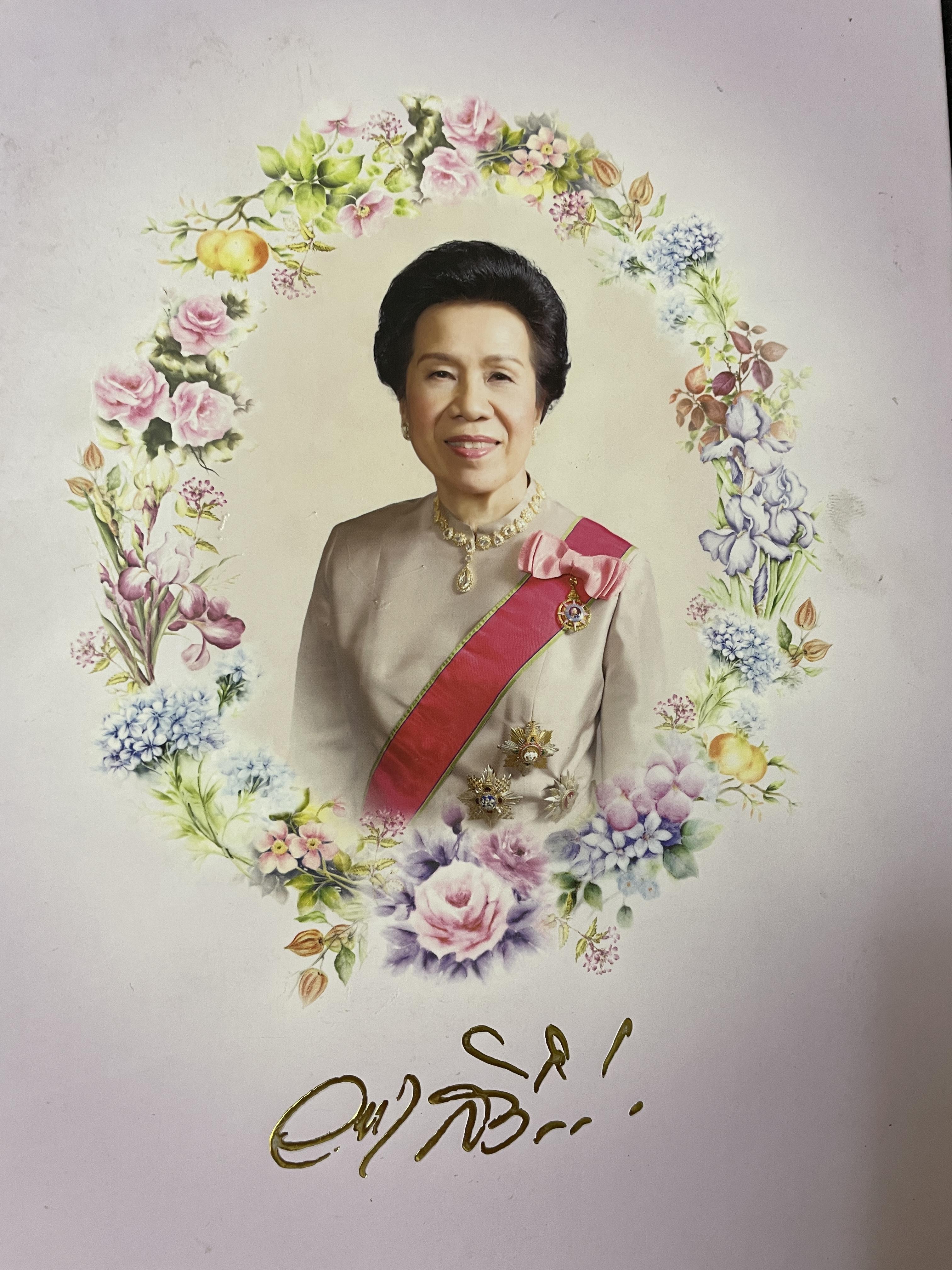 ความทรงจำนิจนิรันทร์ หนังสือที่ระลึกในงานพระราชทานเพลิงศพ คุณหญิงวรรณา สิริวัฒนภ้กดี 5,500 กรัม