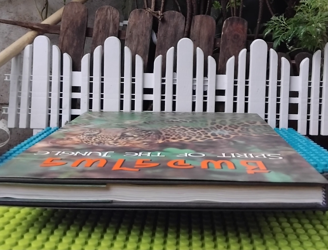 ชีพจรไพร SPIRIT OF THE JUNGLE โดย ม.ล.ปริญญากร วรวรรณ สารคดีภาพชีวิตสัตว์ป่า มือ1 ปกแข็งสภาพดี