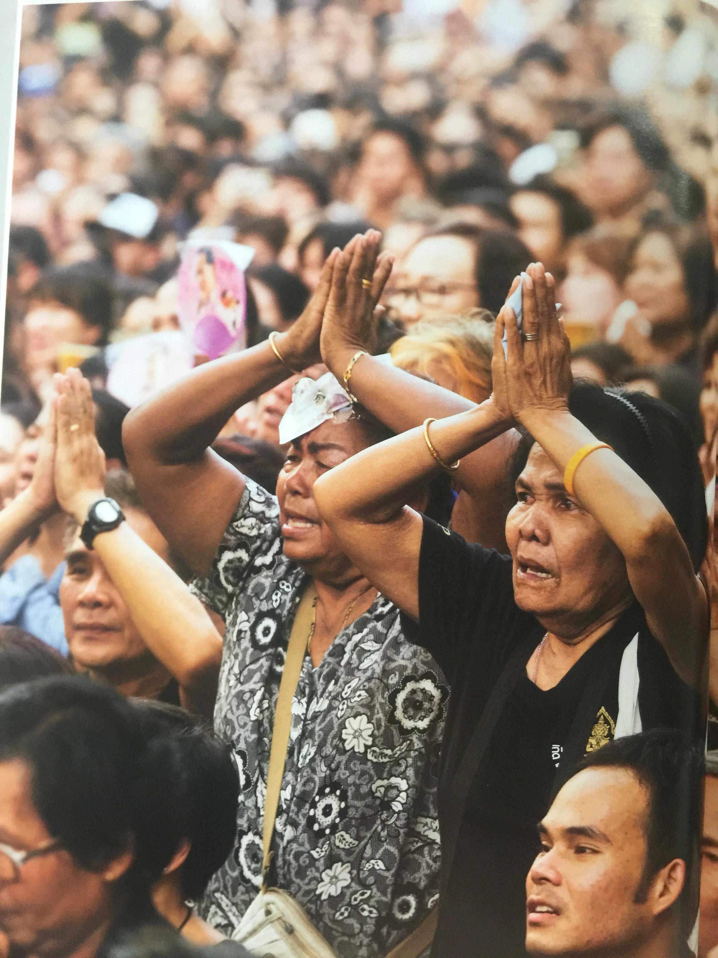 ธ ประทับในใจชนตราบนิรันดร์. เป็นหนังสือที่ระลึกในงานพระราชทานเพลิงศพ รัชกาลที่ 9 0 กก.