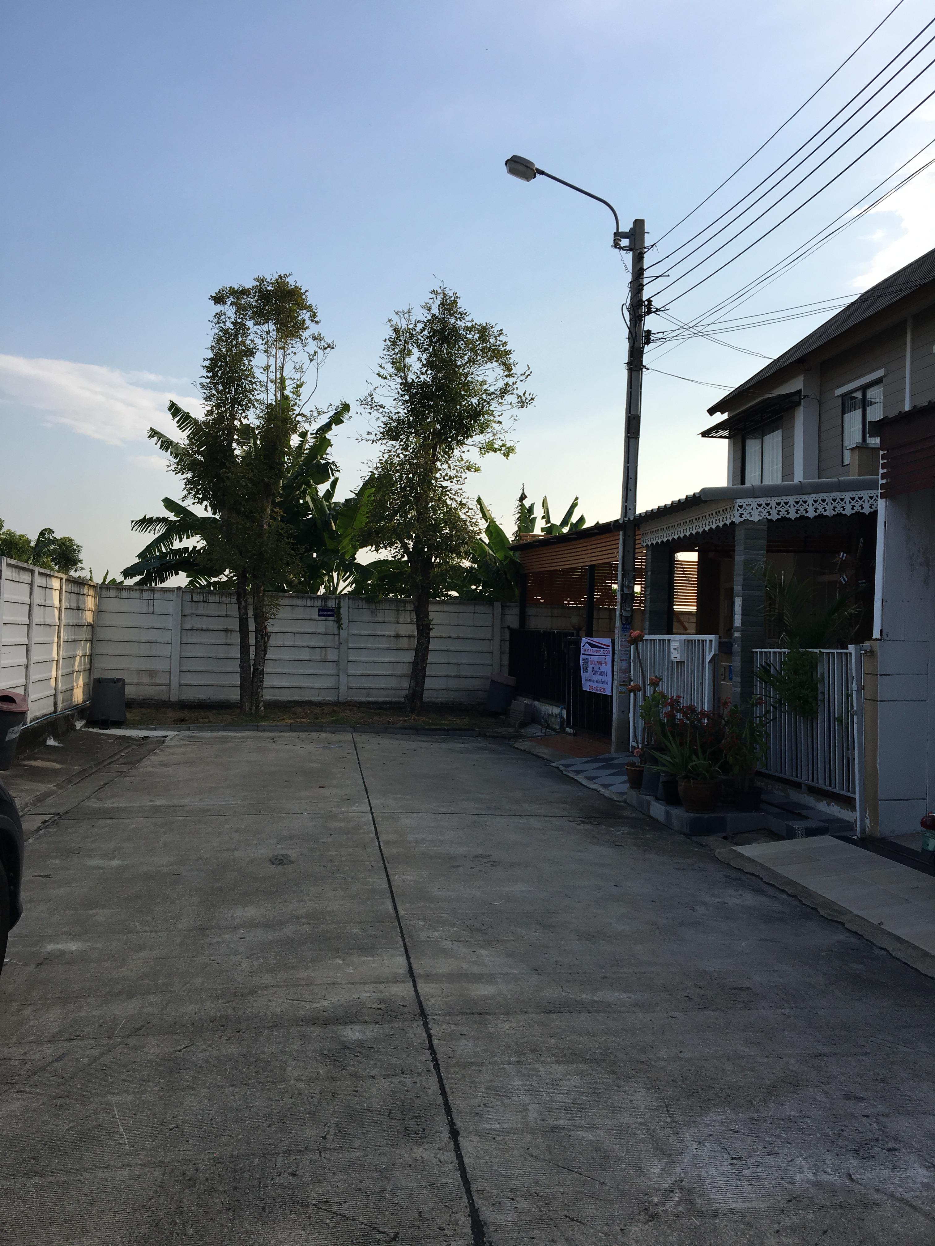 หมู่บ้านพฤกษา54 ห้องริม26.4ตรว. (หน้าบ้านไม่ชนใคร ส่วนตัวมาก) บางใหญ่-เซ็นทรัลเวสท์เกต ถนนกาญจนาภิเษก (ซ.คลองถนน) หน้ากว้าง 6 เมตร สภาพแวดล้อมดีเยี่ยม เดินทางสะดวก 5นาทีถึง รถไฟฟ้าสายสีม่วงสถานี "ตลาดบางใหญ่" และ สถานี"คลองบางไผ่"
