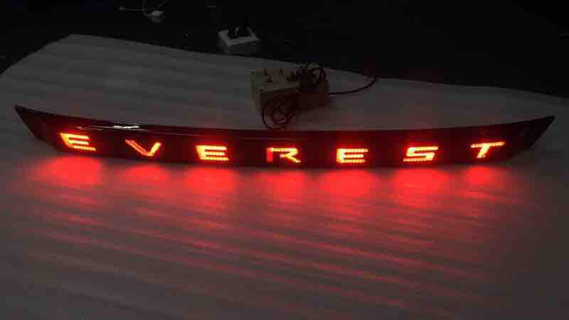 คาดท้ายแบบมีไฟ LED Everest (ขาว-แดง)