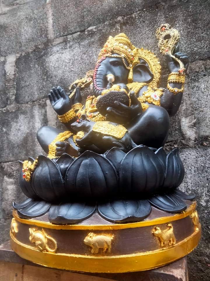 พระพิฆเนศองค์ดำ อภิมหาเศรษฐี ปางราหู ***ลงสีทองเครื่องทรงเต็มองค์ พร้อมประดับเพชรพลอย