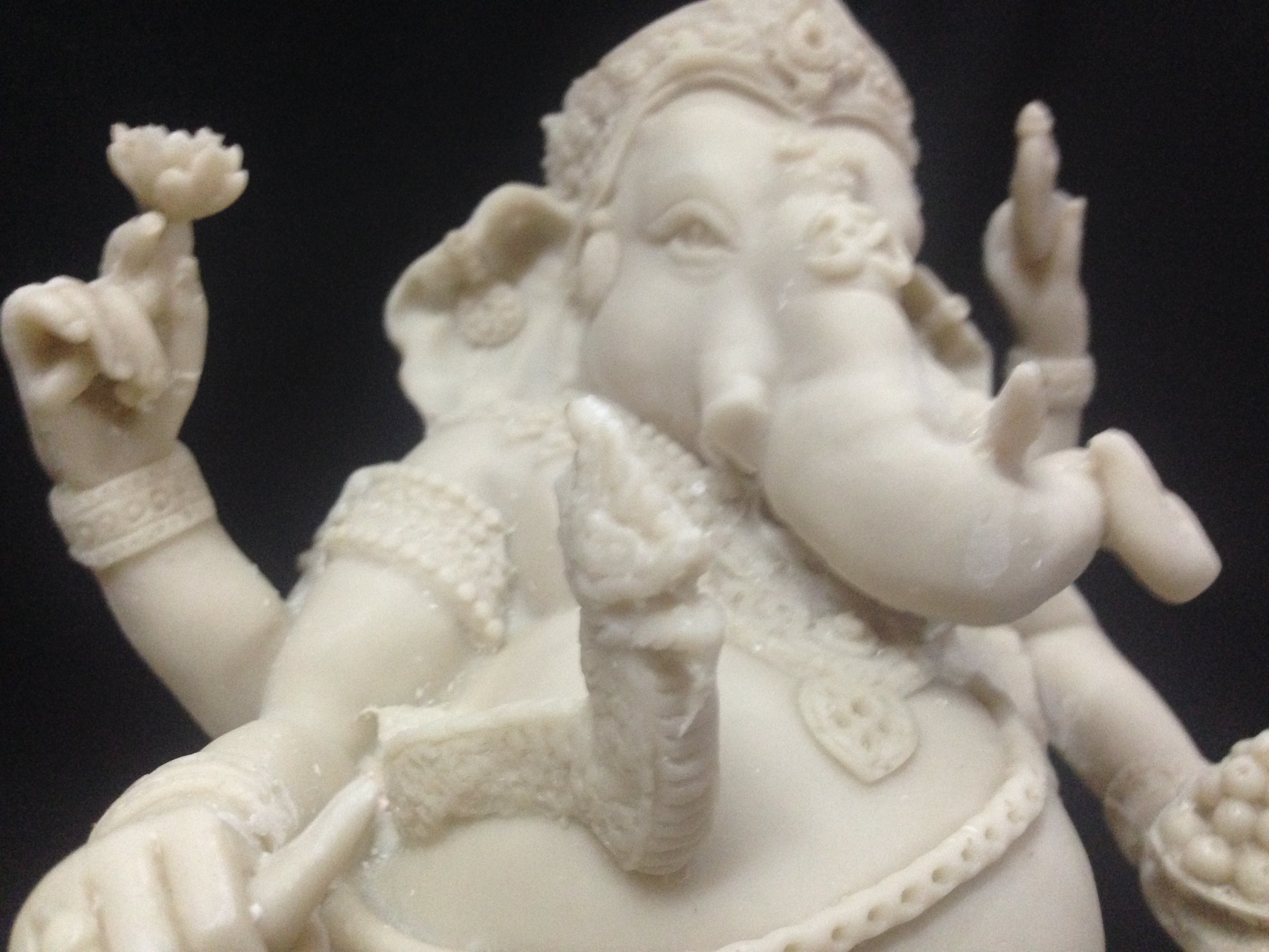 พระพิฆเนศปางนอนเสวยสุข 4 กร เนื้อเรซิ่น สีขาวล้วน