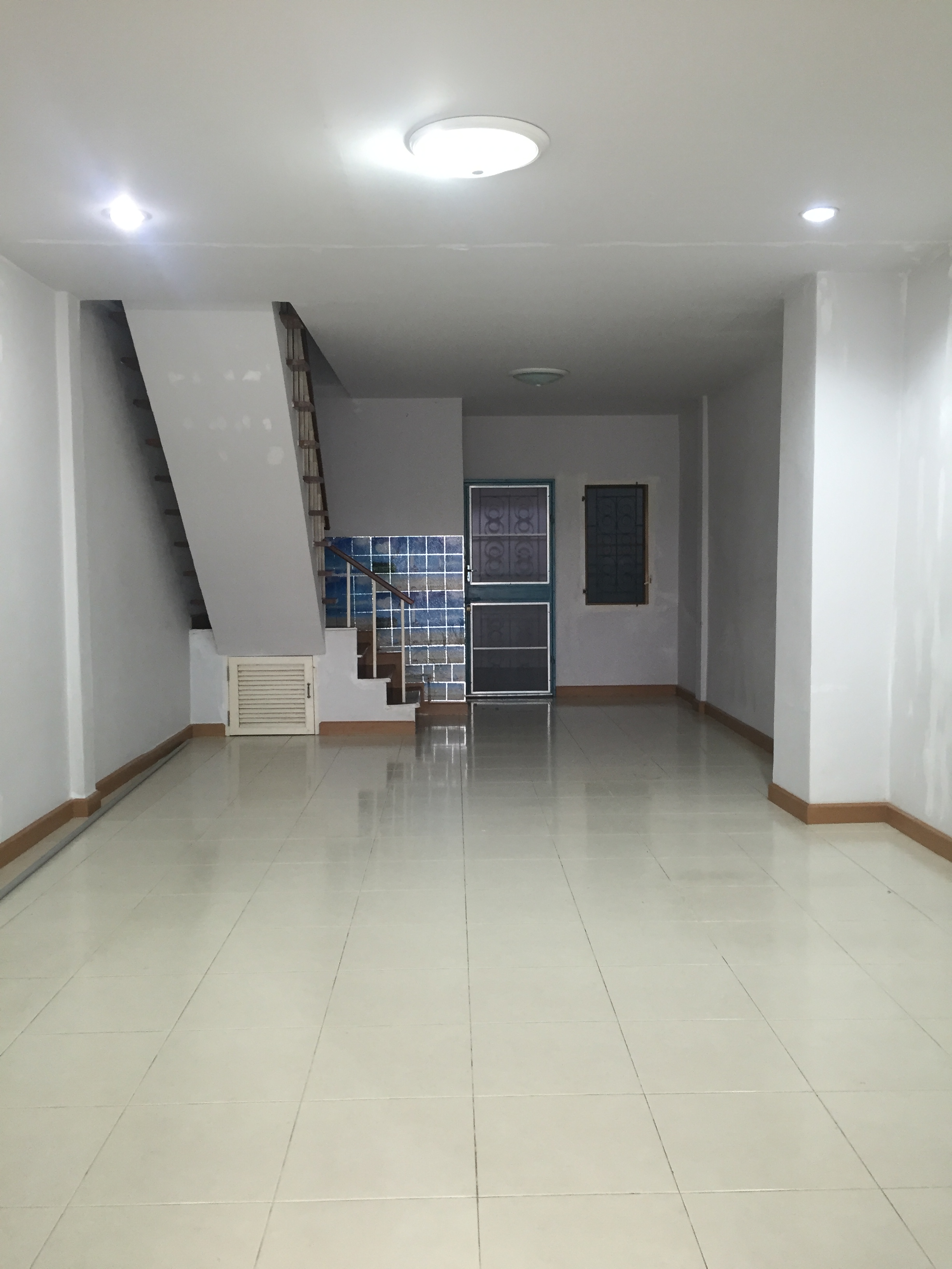 ขายทาวน์เฮ้าส์ 2ชั้น 17 ตรว. 2 นอน 2 น้ำ ม.นวรัตน์ ถนน กาญจนาภิเษก - จันทร์ทองเอี่ยม บางบัวทอง นนทบุรี ใกล้สถานีรถไฟฟ้าสายสีม่วง (บางไผ่)