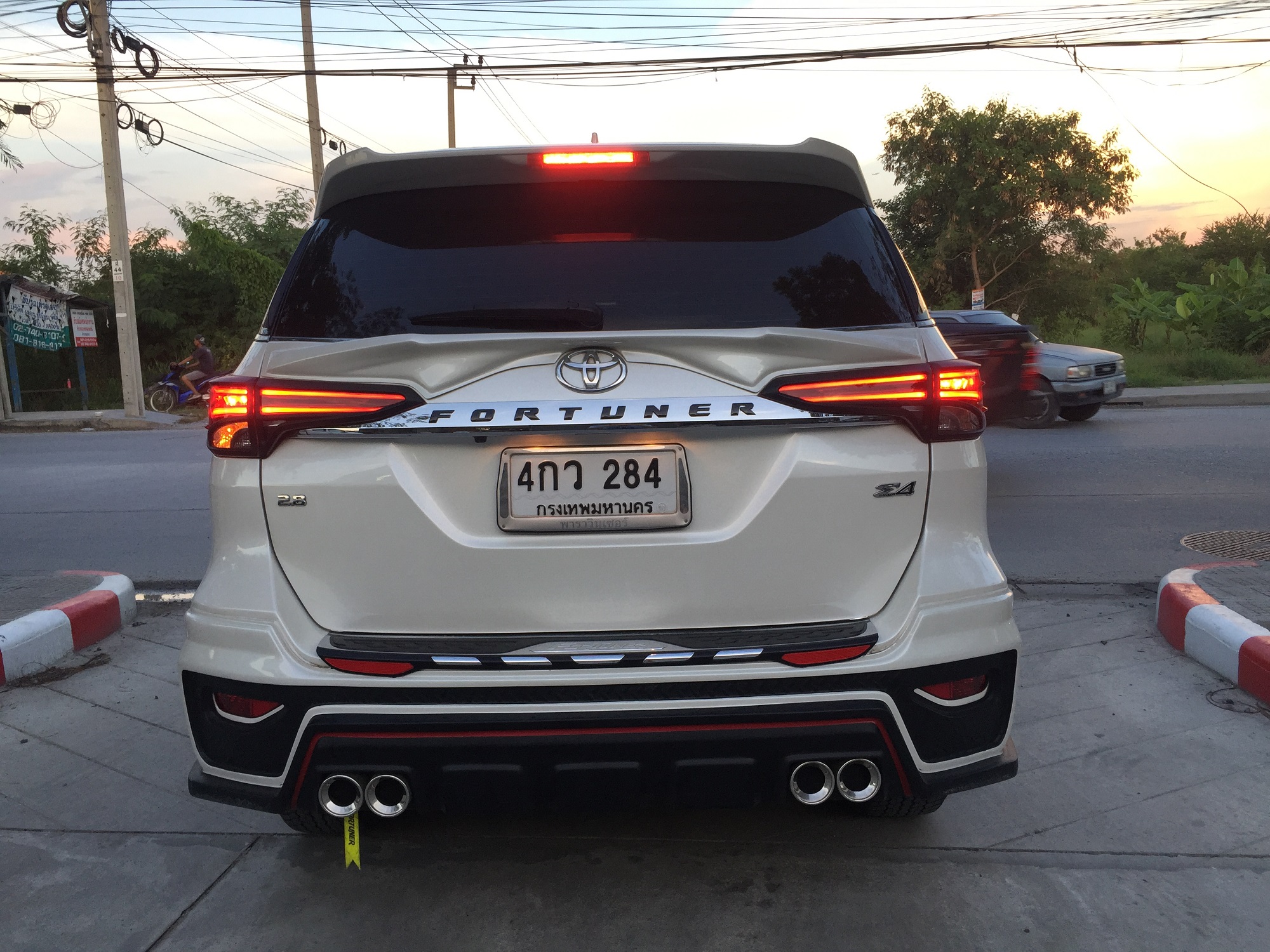 ตัวหนังสือ 3มิติ Fortuner สีดำเงา Black