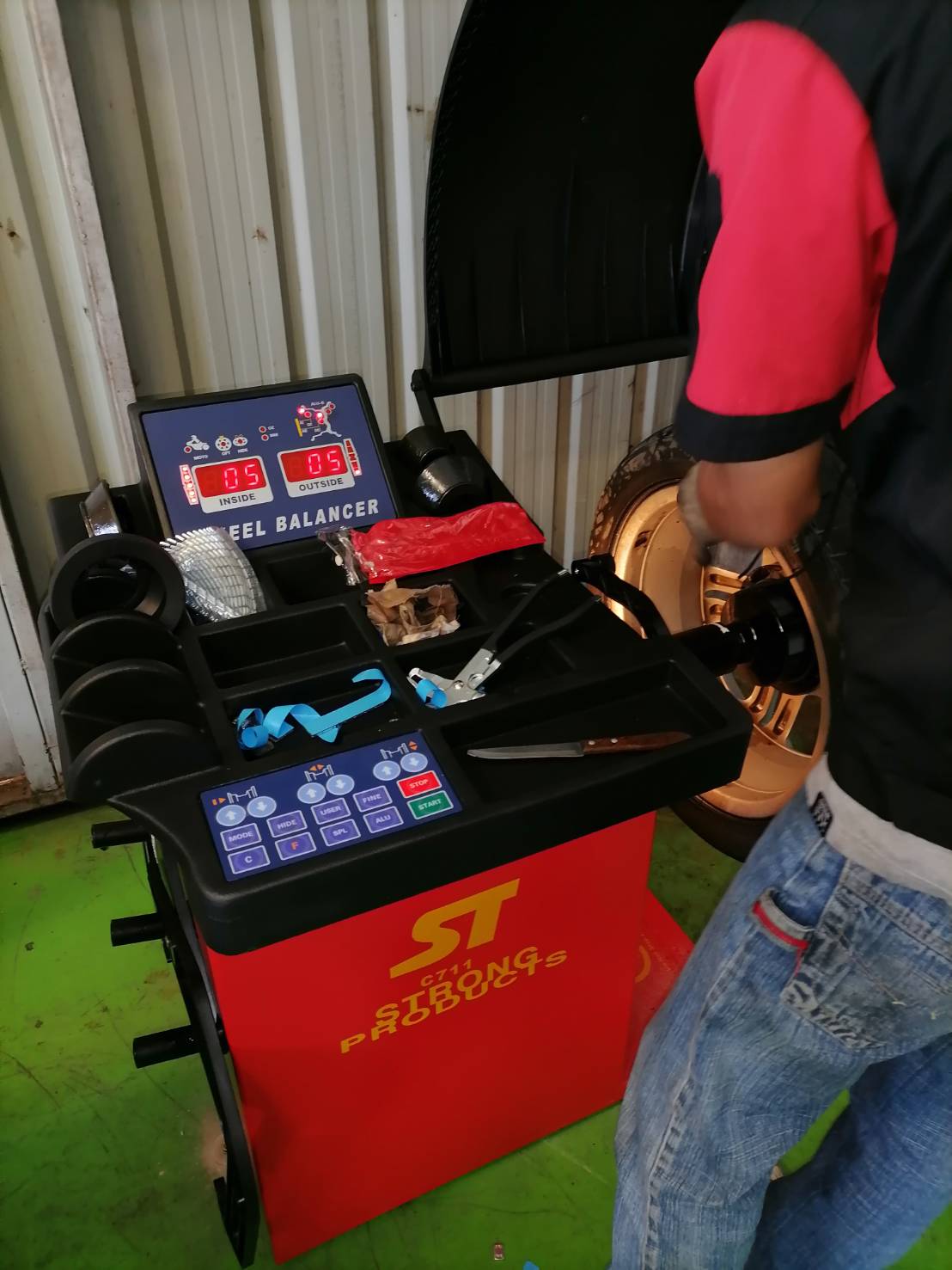 เครื่องถ่วงล้อ รุ่น C711