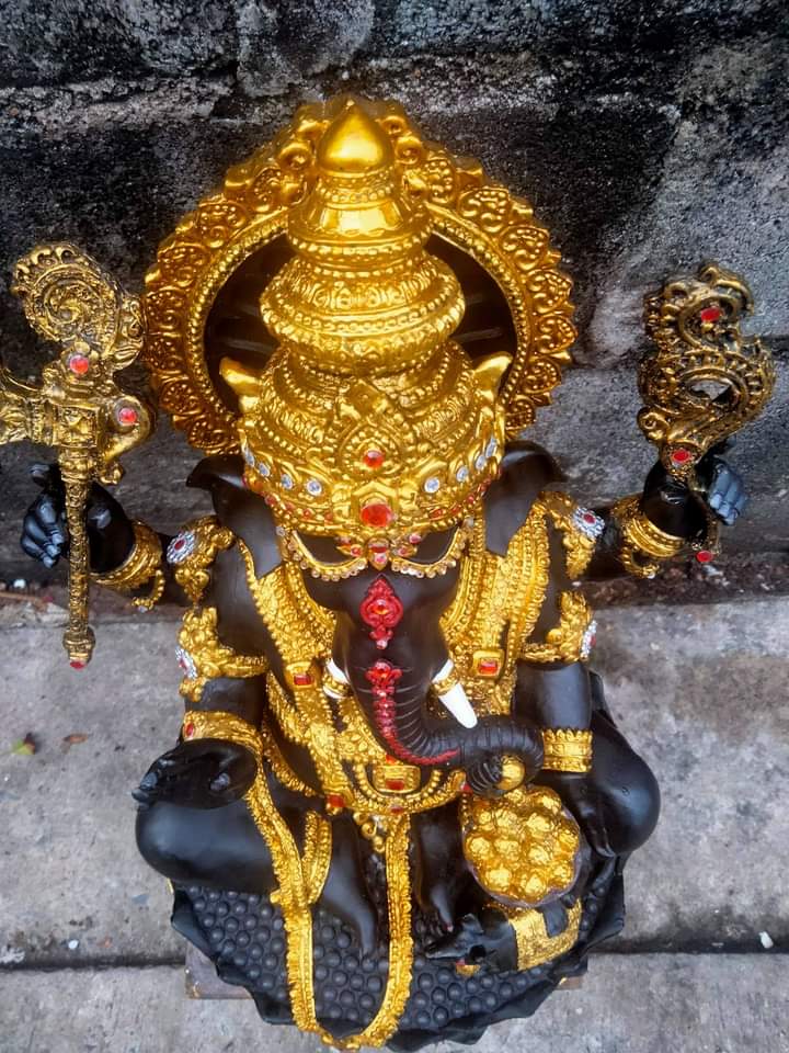 พระพิฆเนศองค์ดำ อภิมหาเศรษฐี ปางราหู ***ลงสีทองเครื่องทรงเต็มองค์ พร้อมประดับเพชรพลอย