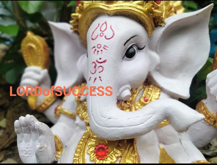 พระพิฆเนศ ปางรีนาโมจัน ปางปลดหนี้สร้างทรัพย์ หูใหญ่งวงใหญ่เรียกทรัพย์มหาศาลองค์สีม่วงอ่อน ทรงเครื่องสีทอง