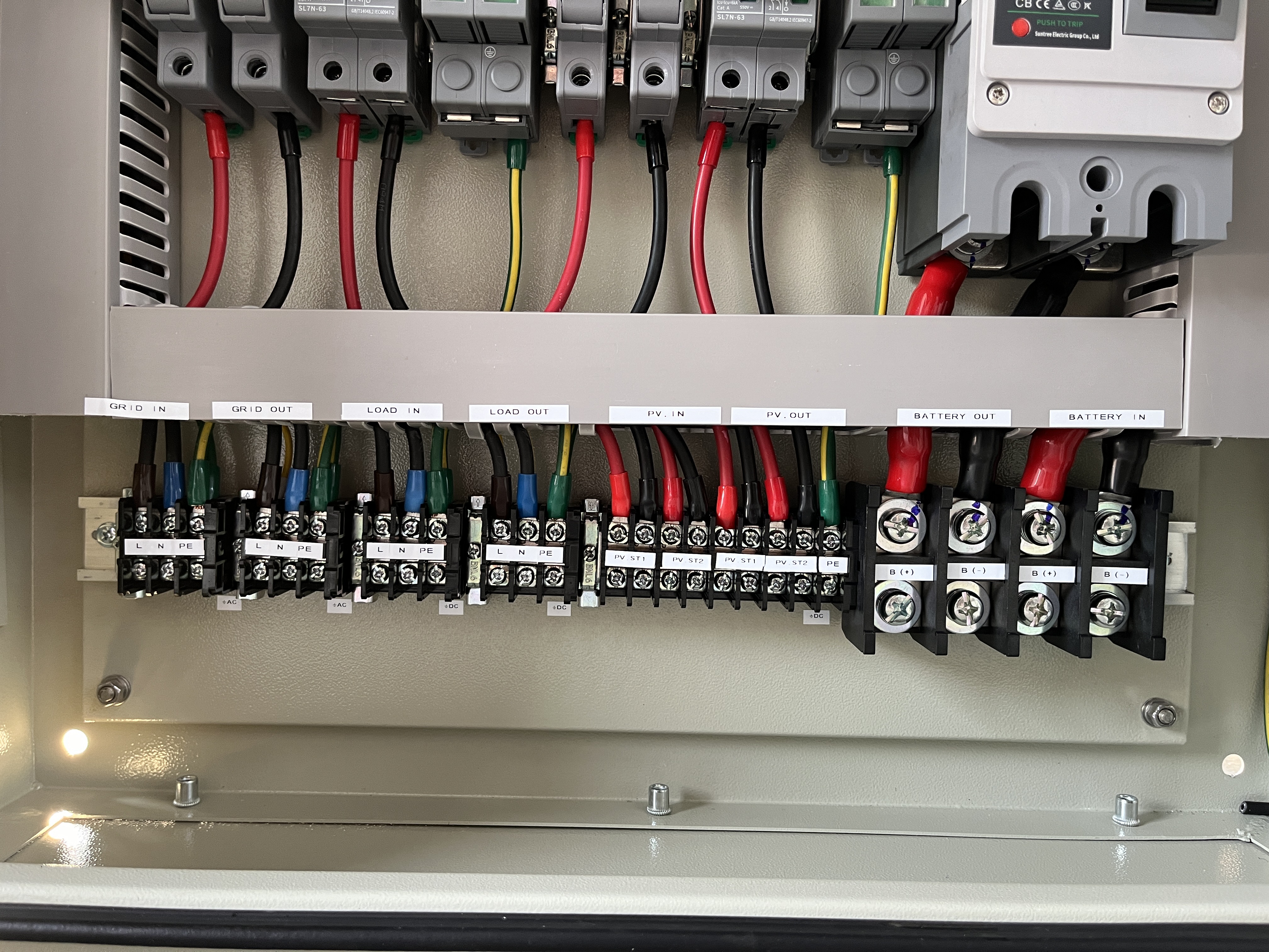 ตู้ไฟสำเร็จ Combiner Box On/Off grid ตู้อลูมิเนียมไม่เป็นสนิม แบรนด์ SolarCellDIY สำหรับขนาด 5kW-10kW 2String (1Phase) อุปกรณ์Suntree