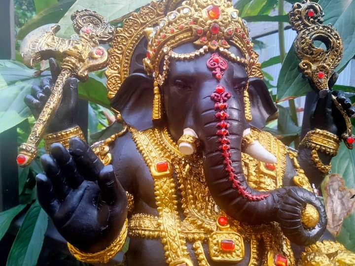 พระพิฆเนศองค์ดำ อภิมหาเศรษฐี ปางราหู ***ลงสีทองเครื่องทรงเต็มองค์ พร้อมประดับเพชรพลอย