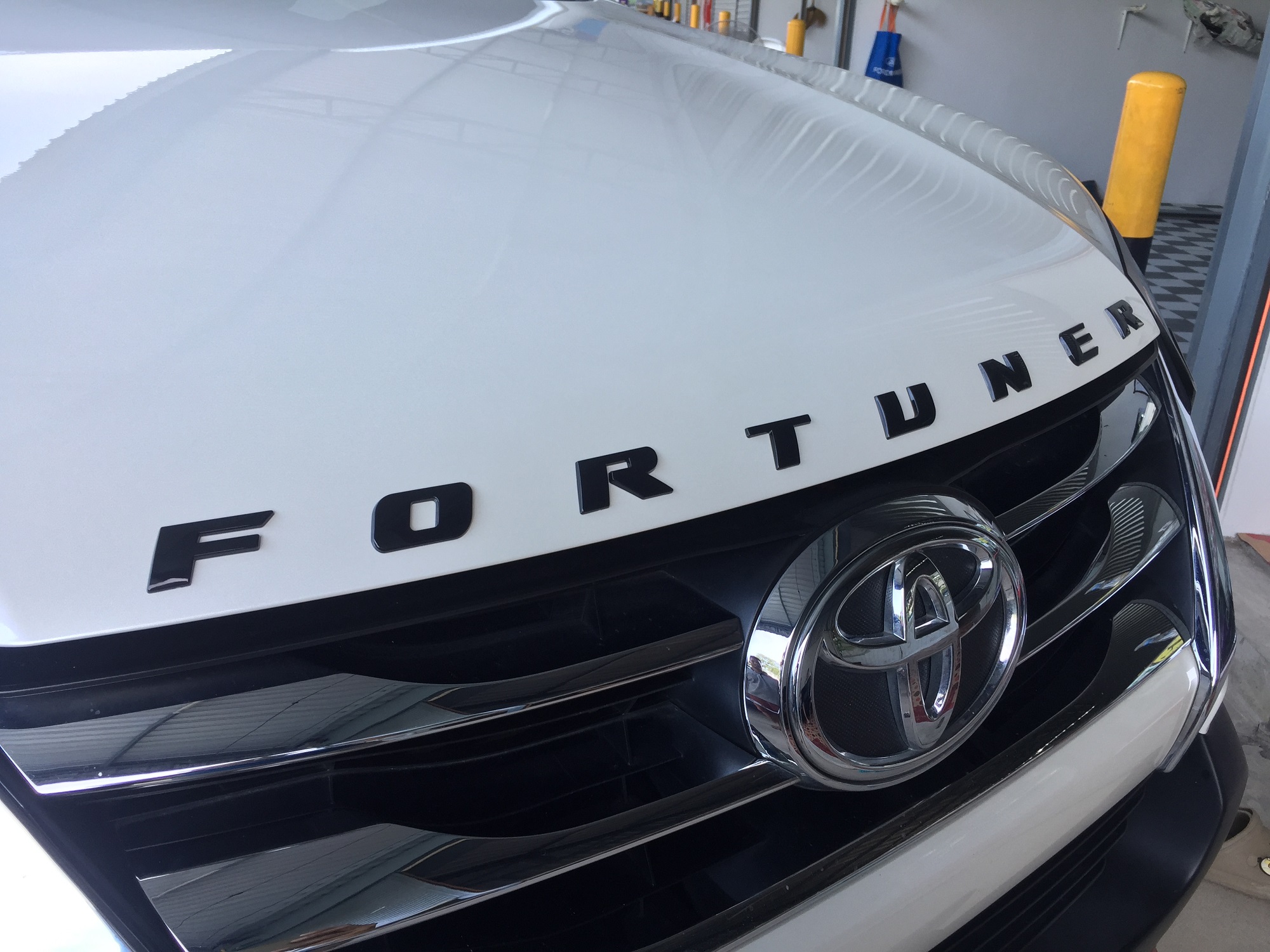 ตัวหนังสือ 3มิติ Fortuner สีดำเงา Black