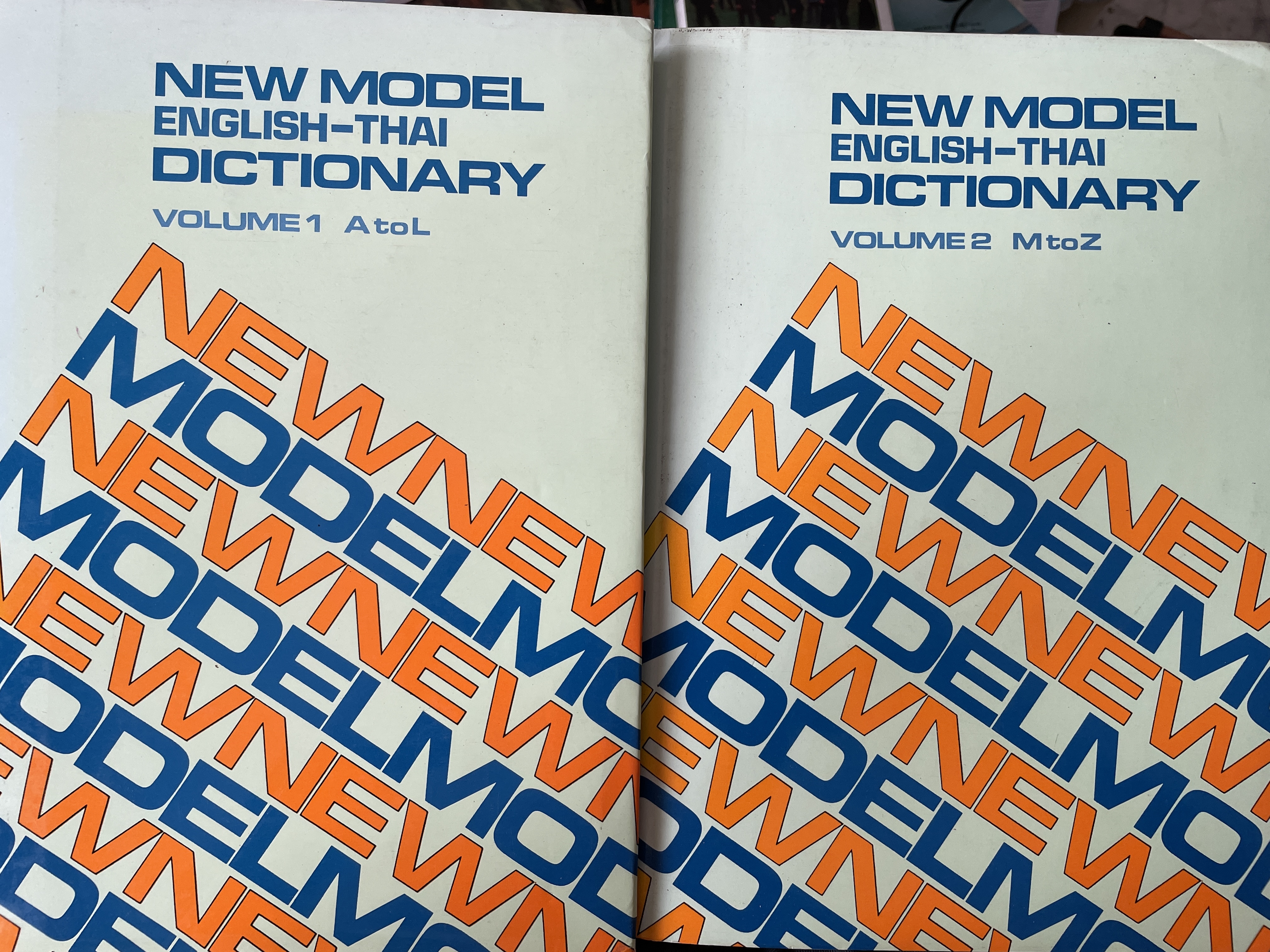 NEW MODEL. ENGLISH-THAI. DICTIONARY. เล่ม 1-2 รวม 2 เล่ม ผู้เขียน สอ เสถบุตร 7 กก.