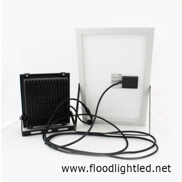 สปอร์ตไลท์ LED โซล่าเซลล์ 100w ยี่ห้อ Iwachi (แสงส้ม)