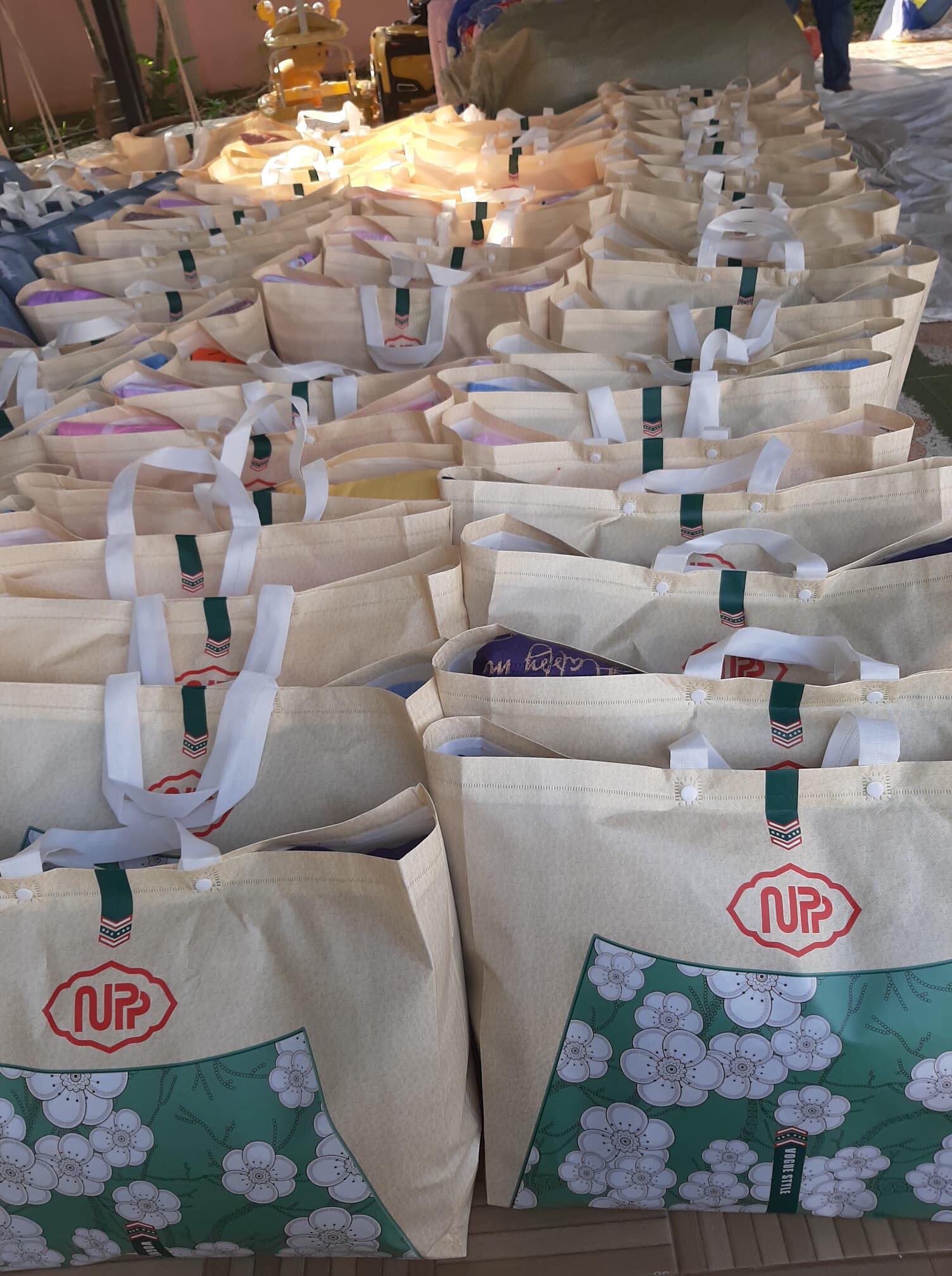 ผ้าห่มใยไหม ผ้าห่มใยไหมซาติน 6 ฟุต 145 บ. กระสอบ 80 ผืน หรือ ผ้านวมบาง 6 ฟุต