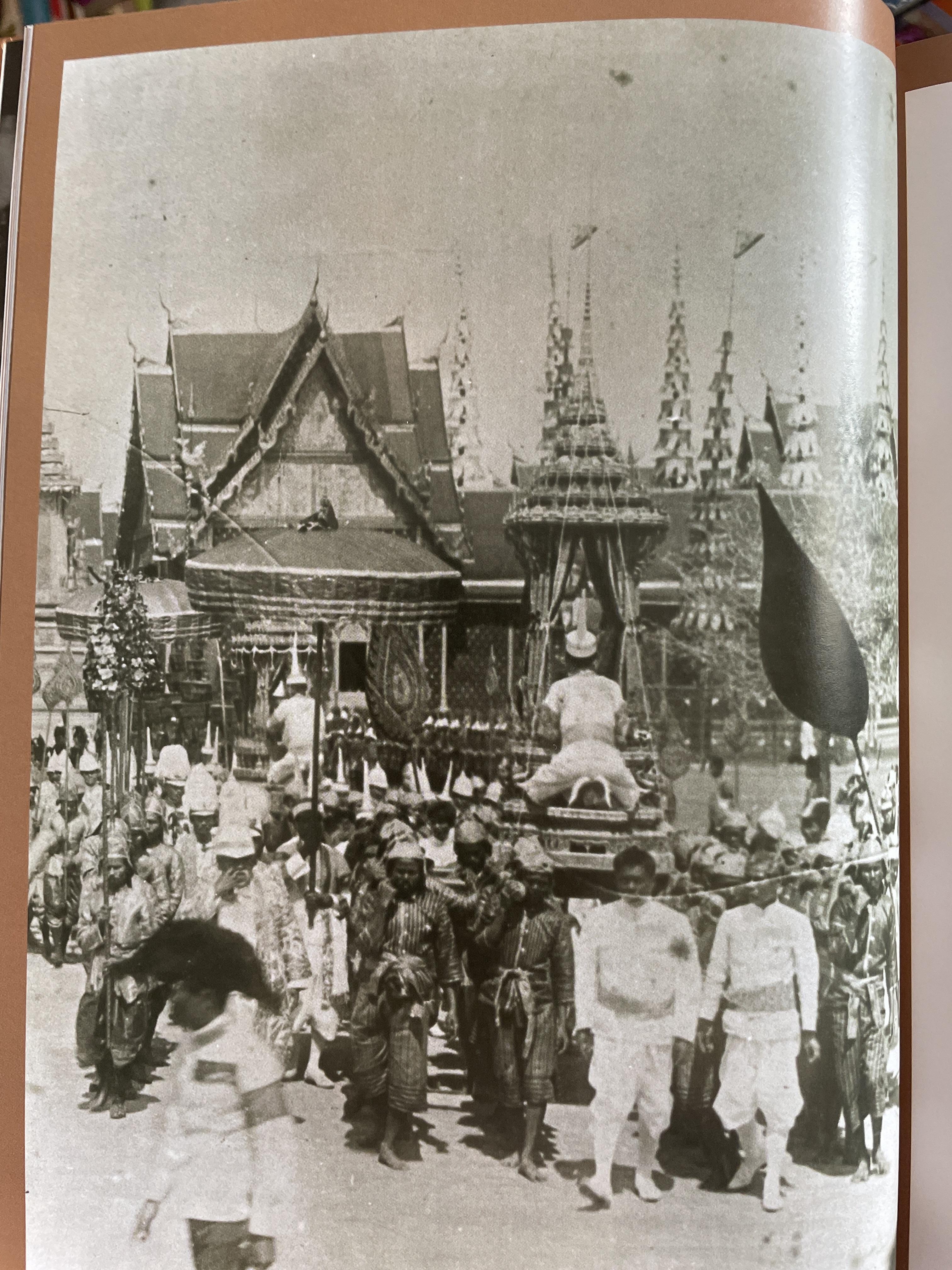 นบพระภูมิบาล สมุดประชุมภาพงานออกพระเมรุมาศ รัชกาลที่ 9 เดือนตุลาคม พุทธศักราช 2560 ศิลปวัฒนธรรม 3,500 กรัม