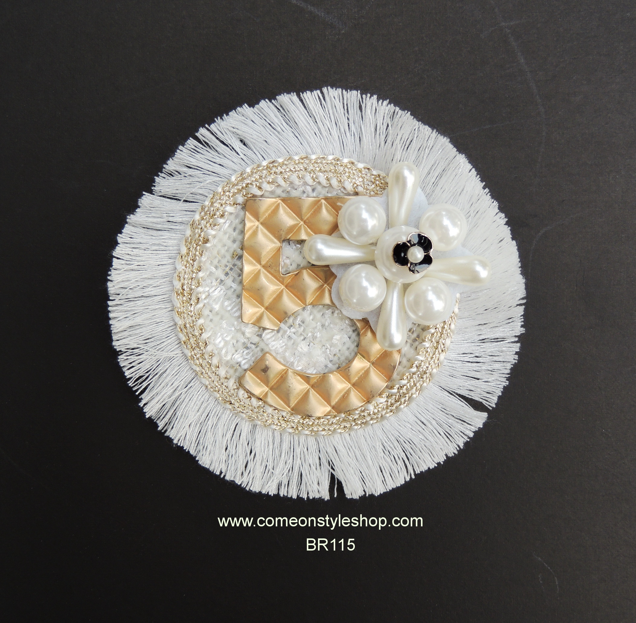 เข็มกลัด no.5ทรงกลม สีขาว ประดับไข่มุกและดอกคามิล่า เข็มกลัดงานคุณภาพ Fashion Brooch no5 on pearls BR115
