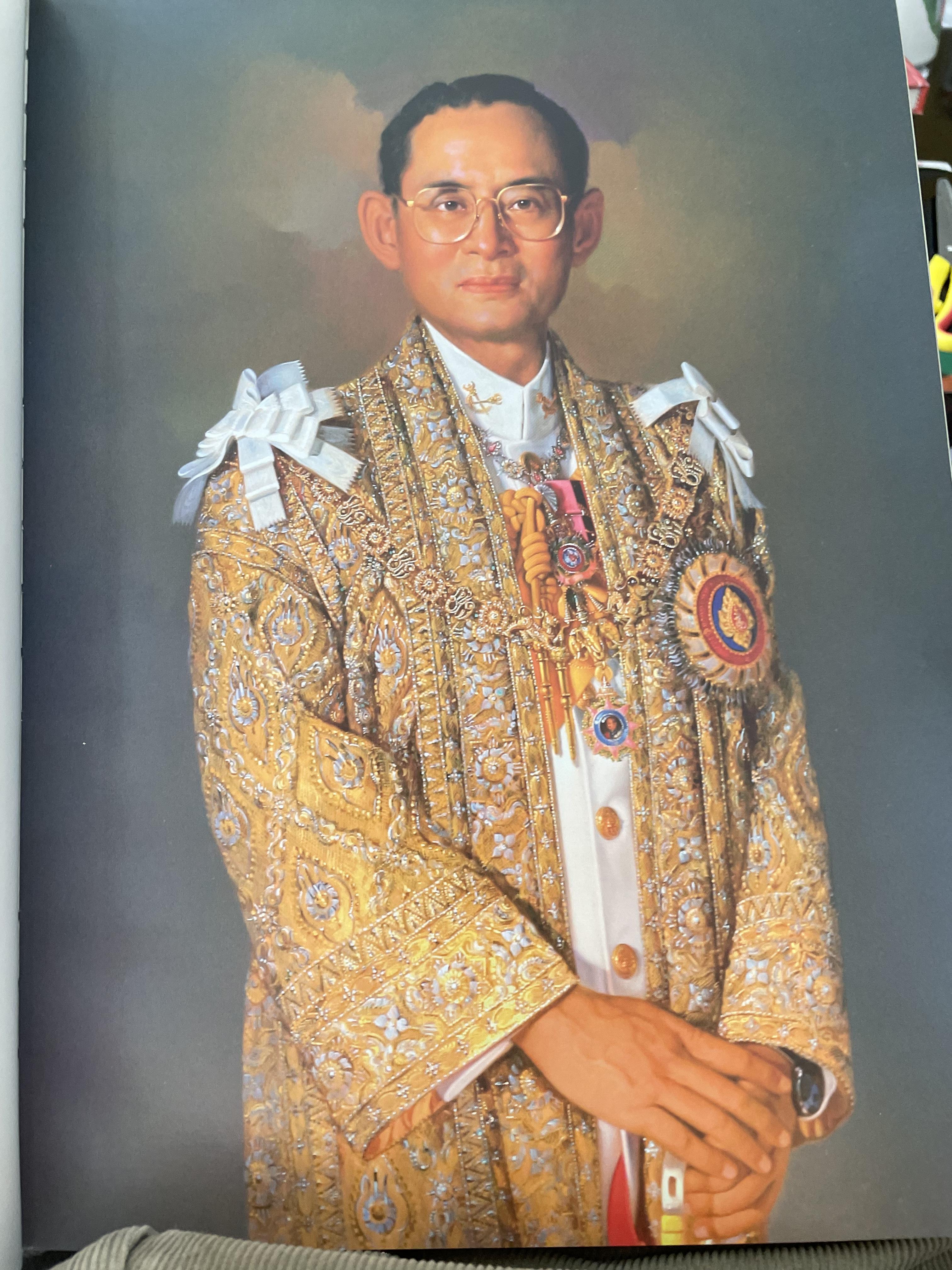 พระบาทสมเด็จพระเจ้าอยู่หัวกับสถาปัตยกรรมไทย จัดทำโดย คณะสถาปัตยกรรมศาสตร์ มหาวิทยาลัยศิลปากร 0 กก.