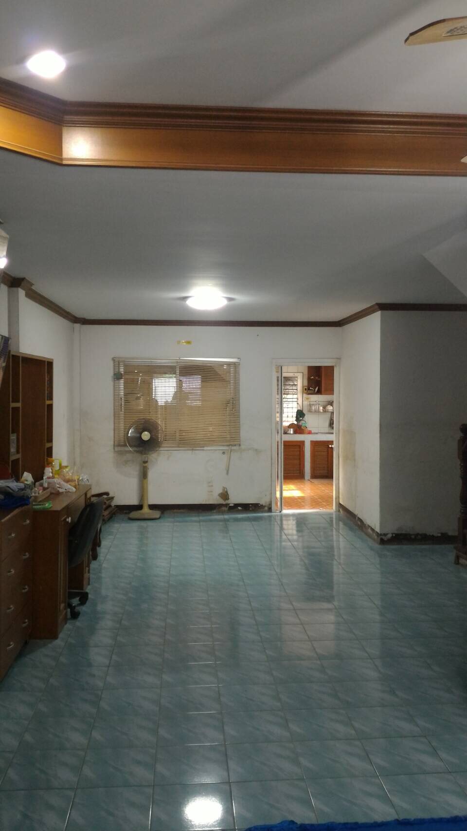 หมู่บ้านทรัพย์กานดา อำเภอเมืองปทุมธานี ทาวน์เฮาส์ 2 ชั้น เนื้อที่ 25 ตรว. 2 ห้องนอน 2 ห้องนํ้า *** ห้องมุม ทำเลค้าขายได้ ติถนนหลัก หมู่บ้าน *** ห่างถนนใหญ่เพียง 100 เมตร