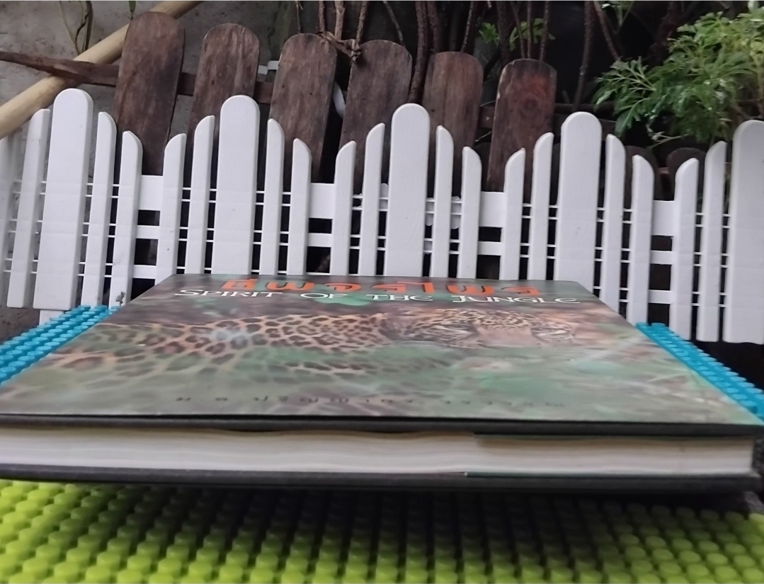 ชีพจรไพร SPIRIT OF THE JUNGLE โดย ม.ล.ปริญญากร วรวรรณ สารคดีภาพชีวิตสัตว์ป่า มือ1 ปกแข็งสภาพดี