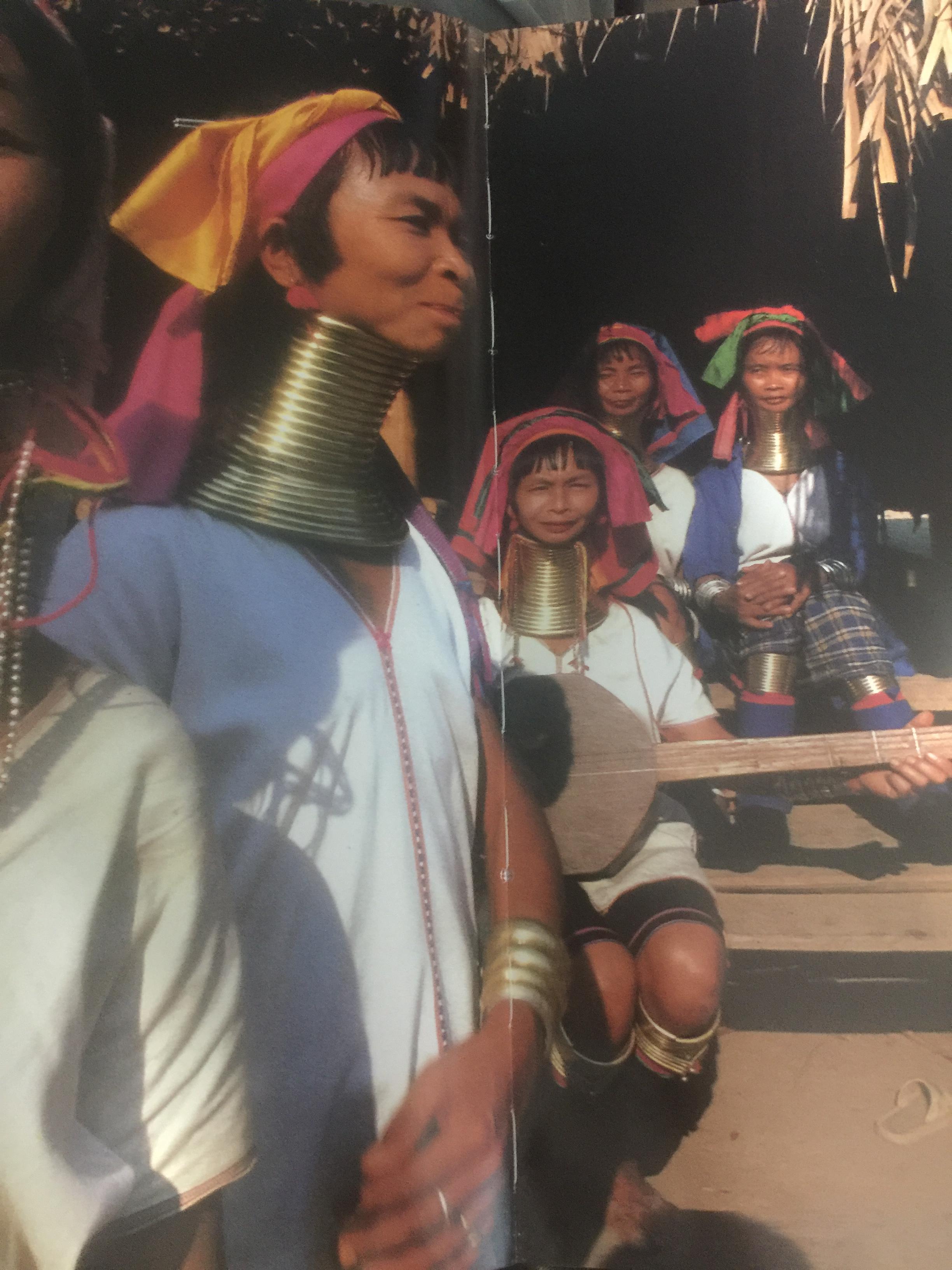 THAILAND A Day in the Life of Thailand. Photographed by more than 50 of the World ‘s best Photojournalists on a single day 750 กรัม