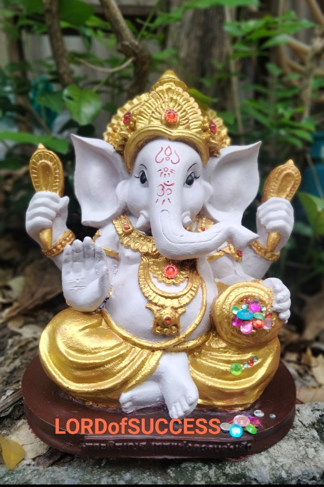 พระพิฆเนศ ปางรีนาโมจัน ปางปลดหนี้สร้างทรัพย์ หูใหญ่งวงใหญ่เรียกทรัพย์มหาศาลองค์สีม่วงอ่อน ทรงเครื่องสีทอง