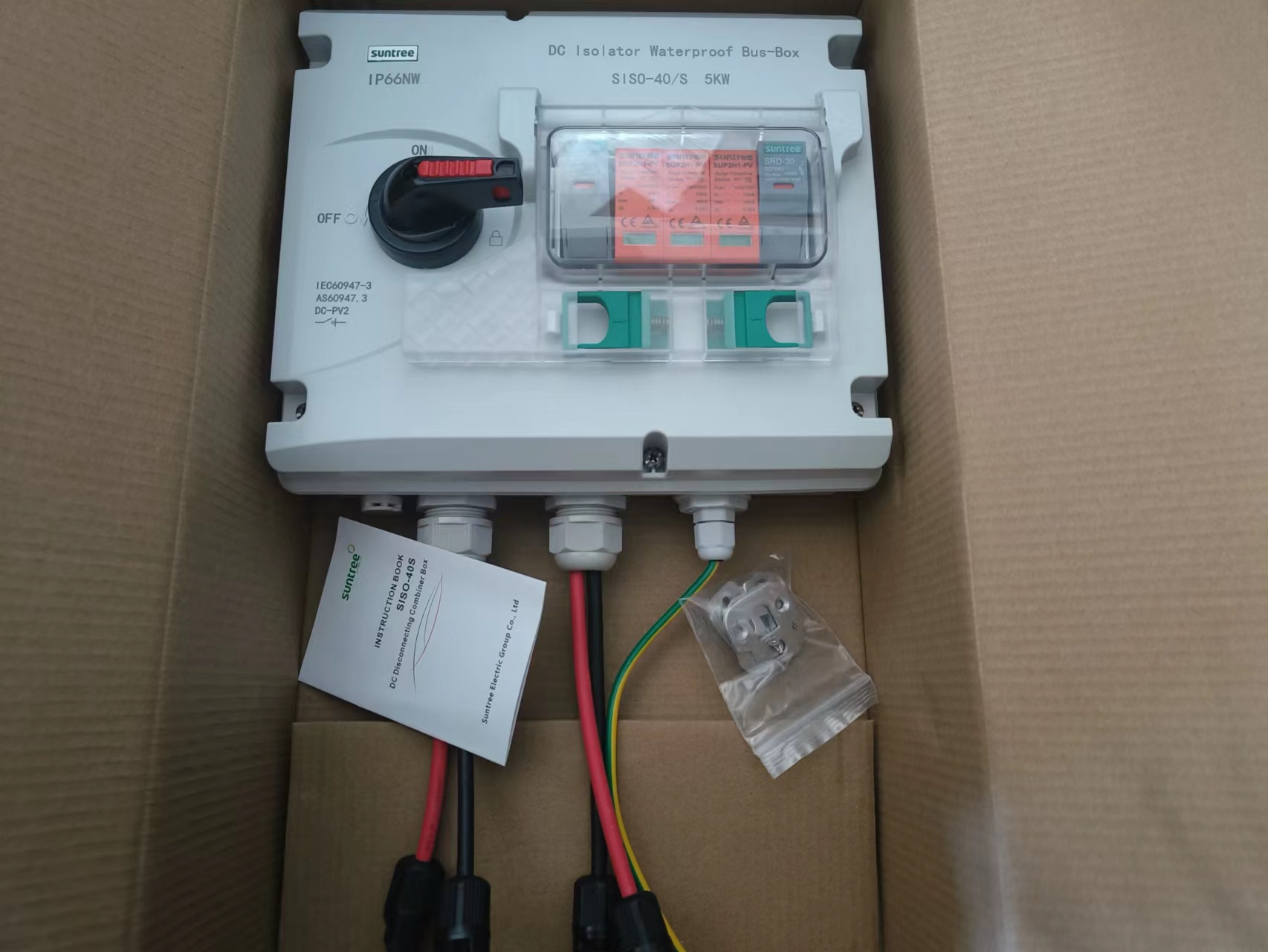 Suntree ชุด DC isolate switch ติดตั้งในกล่องกันน้ำพร้อมกันฟ้า (Suntree SISO-40S 5kW )