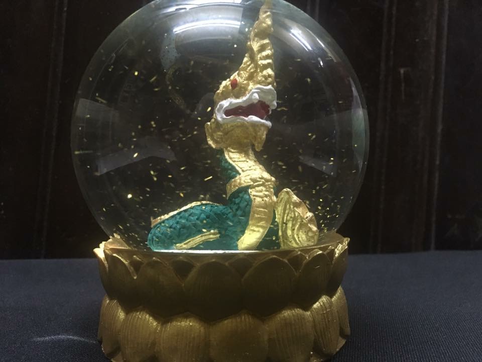 พญานาคในลูกแก้วพร้อมผงทอง