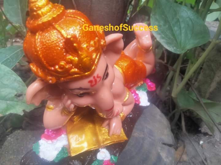 พระพิฆเนศเบบี้ ปางทรงอักษร ศึกษาอ่านตำรา เหมาะสำหรับผู้มีสติปัญญาหรือผู้ที่มีลูกน้องใต้บังคับบัญชา บูชาแล้วดี