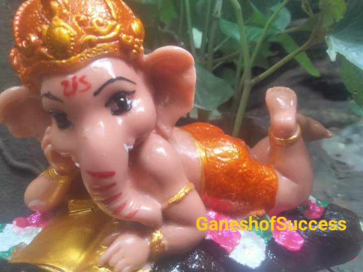 พระพิฆเนศเบบี้ ปางทรงอักษร ศึกษาอ่านตำรา เหมาะสำหรับผู้มีสติปัญญาหรือผู้ที่มีลูกน้องใต้บังคับบัญชา บูชาแล้วดี