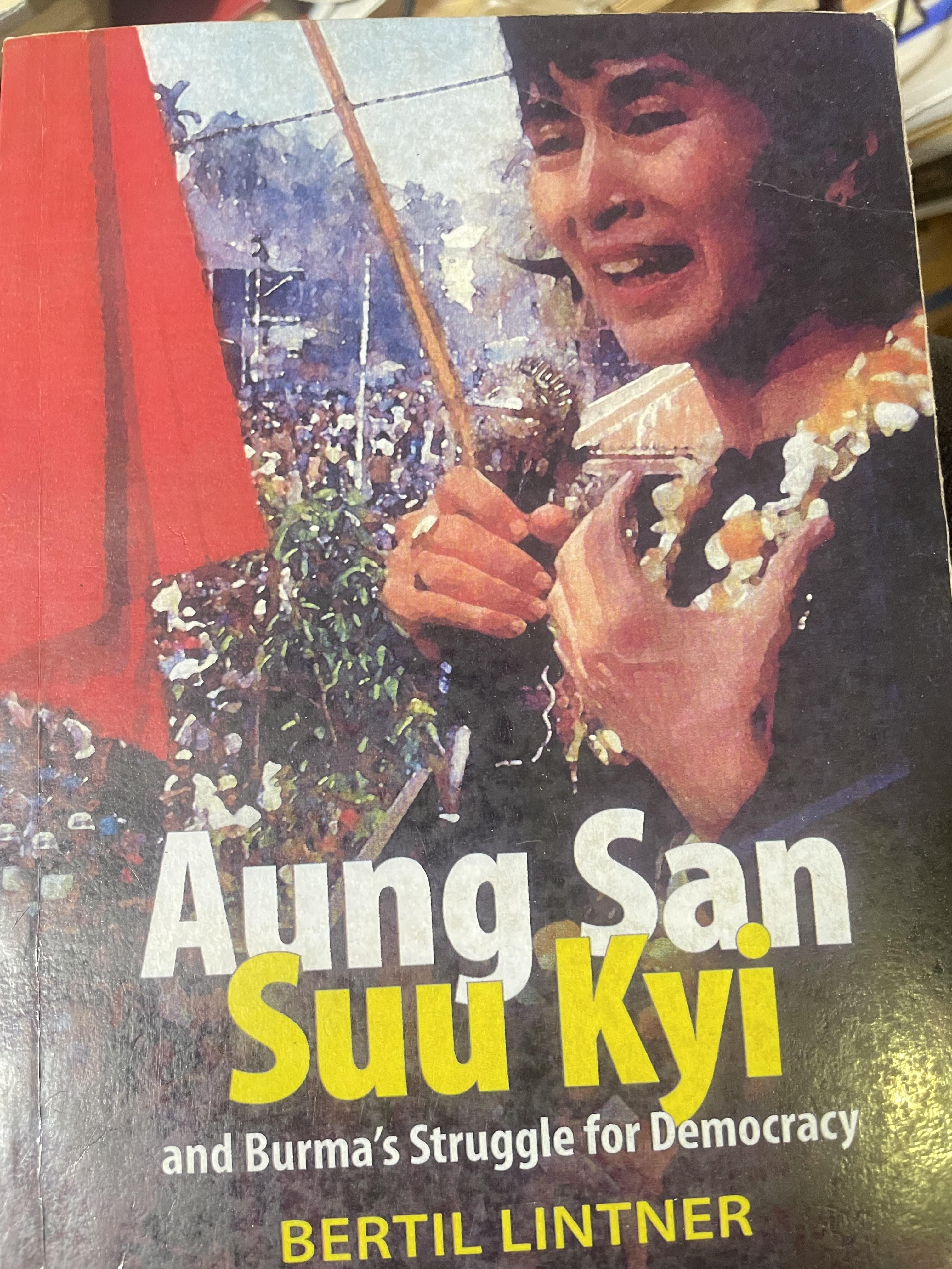 Sung San Suu Kyi and Burma’s Struggle for Democracy. ผู้เขียน Bertil Lintner 600 กรัม