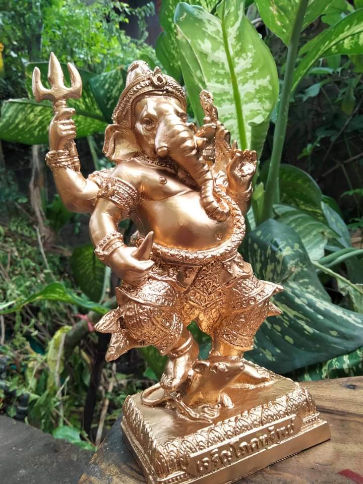 พระพิฆเนศร ปางเจริญโภคทรัพย์ องค์สีทองคำอำพัน ยิ่งเสริมอำนาจและบารมีครับ...