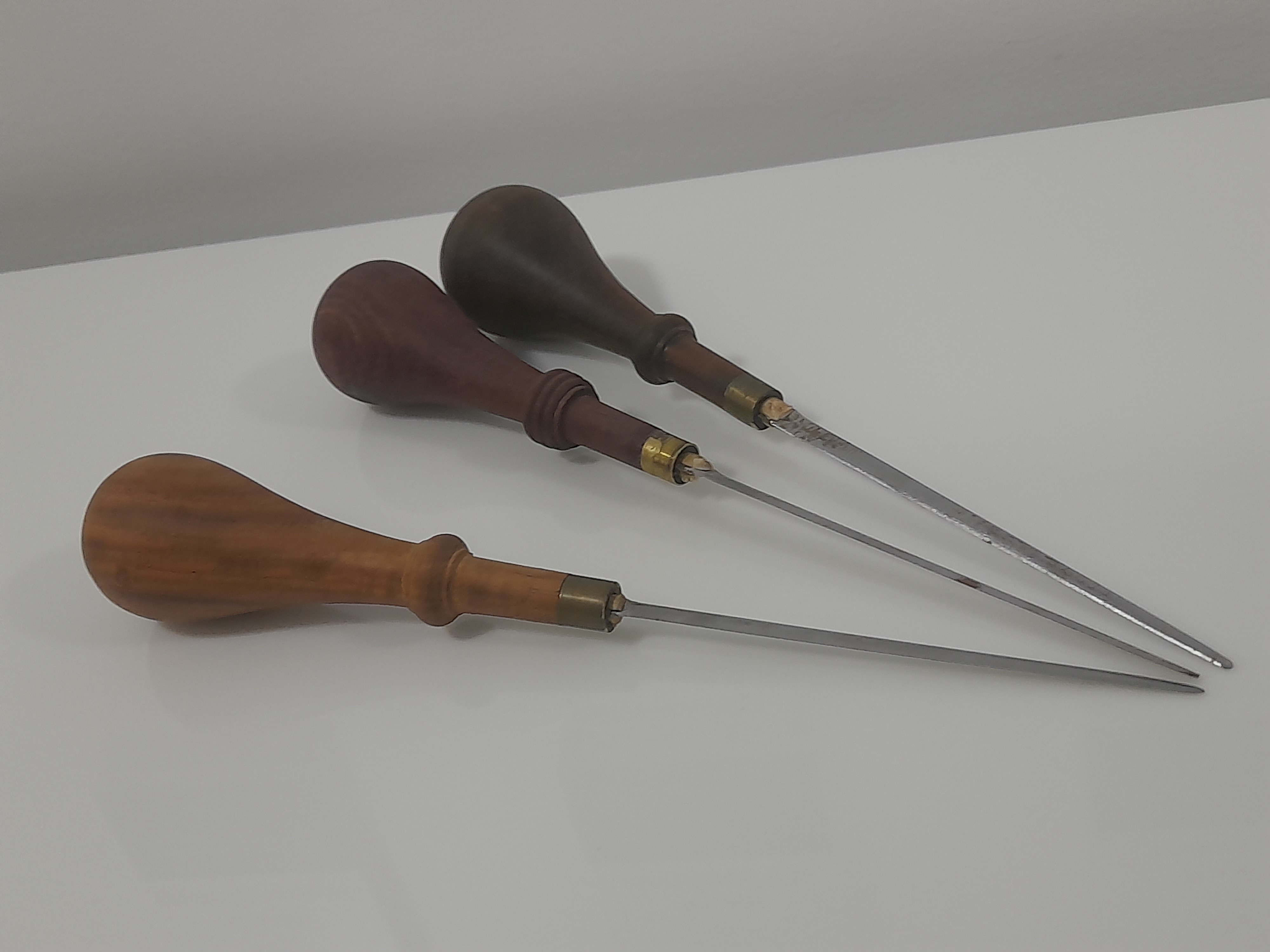 มีดแทงหยวก ผลิตโดยช่างที่มีประสบการณ์กว่า 15 ปี จับถนัด ใบมีดอย่างดี ด้ามไม้ทำจากไม้แท้ไม่จกตา