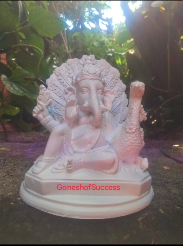 พระพิฆเนศประทับคู่นกยูง สีขาวล้วน เสริมความสำเร็จด้านความรัก สำเนา