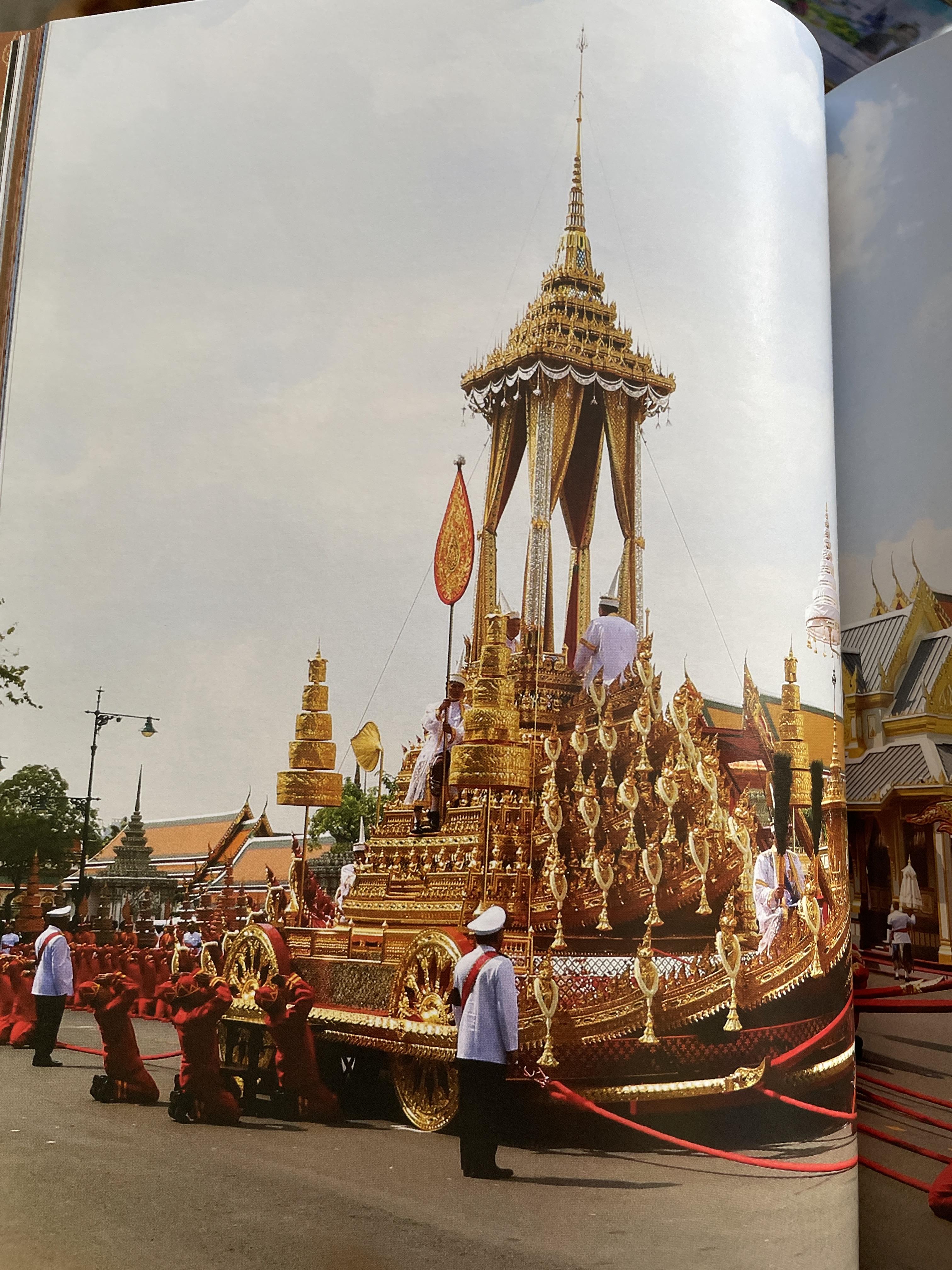 นบพระภูมิบาล สมุดประชุมภาพงานออกพระเมรุมาศ รัชกาลที่ 9 เดือนตุลาคม พุทธศักราช 2560 ศิลปวัฒนธรรม 3,500 กรัม