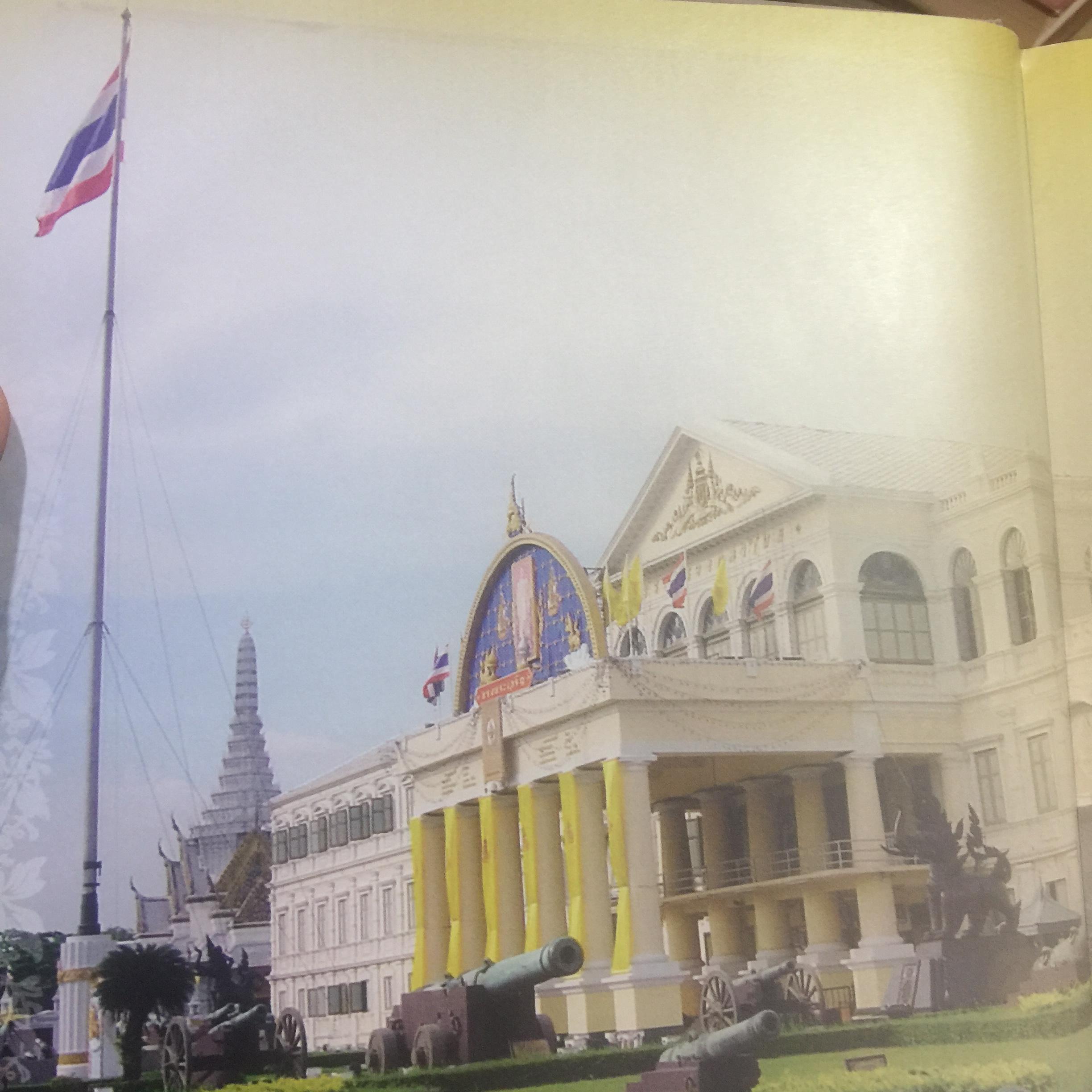 100 ปี. จารึกเสมียนตรา กระทรวงกลาโหม พิมพ์ครั้งแรกปี 2552. 3 กก.